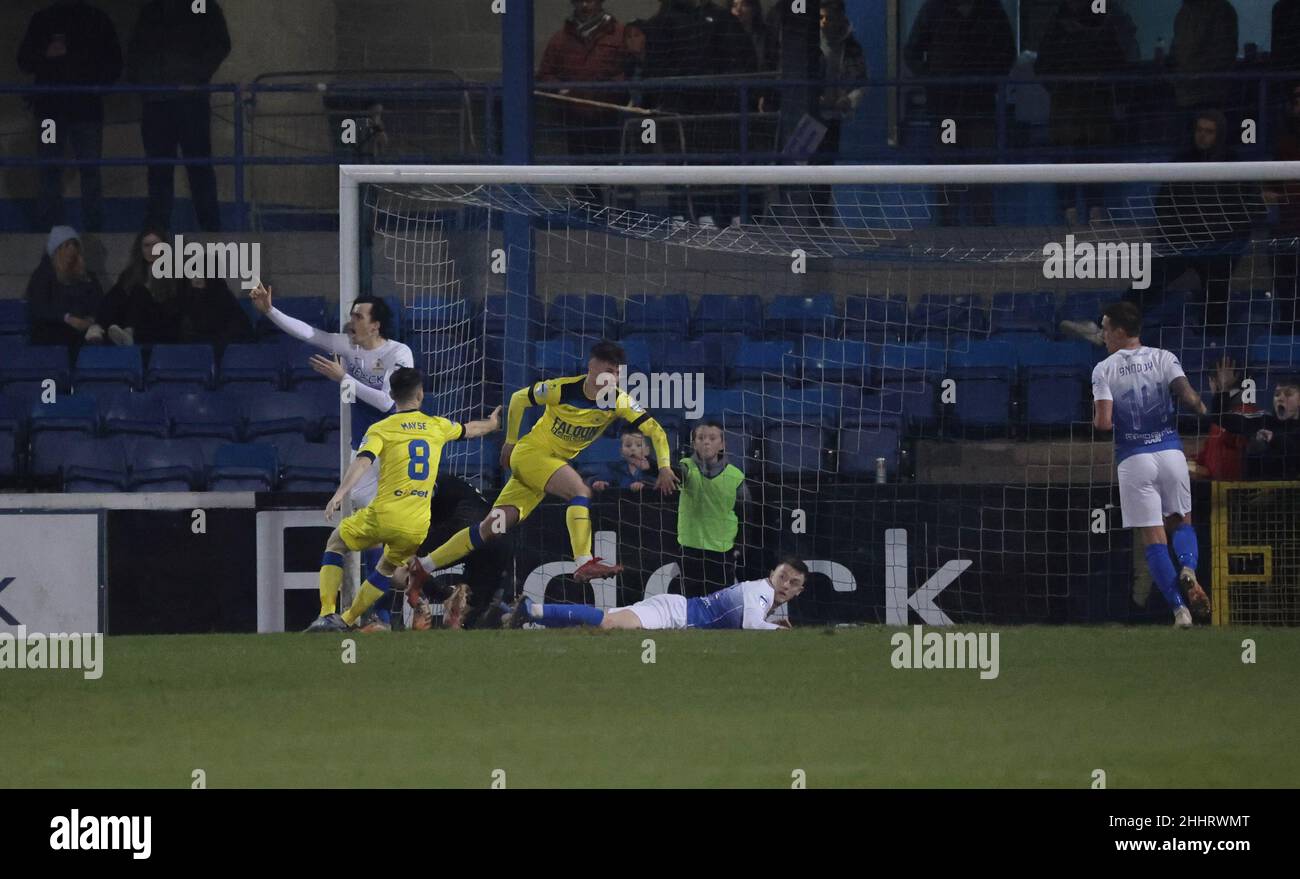 Mourneview Park, Lurgan, Irlanda del Nord. 25 Jan 2022. Danske Bank Premiership – Glenavon (blu) contro Dungannon Swifts. Azione dal gioco di stasera al Mourneview Park. Rhyss Campbell (11) segna per Dungannon Swifts. Credit: CAZIMB/Alamy Live News. Foto Stock