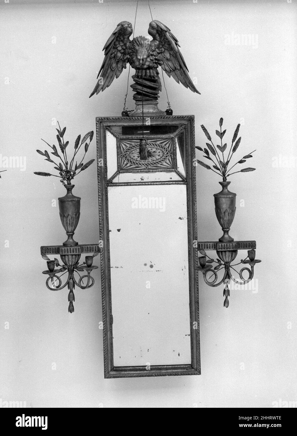 Looking Glass 1795–1810 American questo vetro Looking porta motivi caratteristici dell'opera dell'architetto scozzese Robert Adam (1728-1792), come paterae, urne, campanili e ventilatori. Riflette il gusto neoclassico che ha spazzato gli Stati Uniti dopo la Rivoluzione. Vetro. Americano. 1795–1810. Gesso dorato, verre eglomise con pino, filo. Fabbricato a Boston, Massachusetts, Stati Uniti Foto Stock