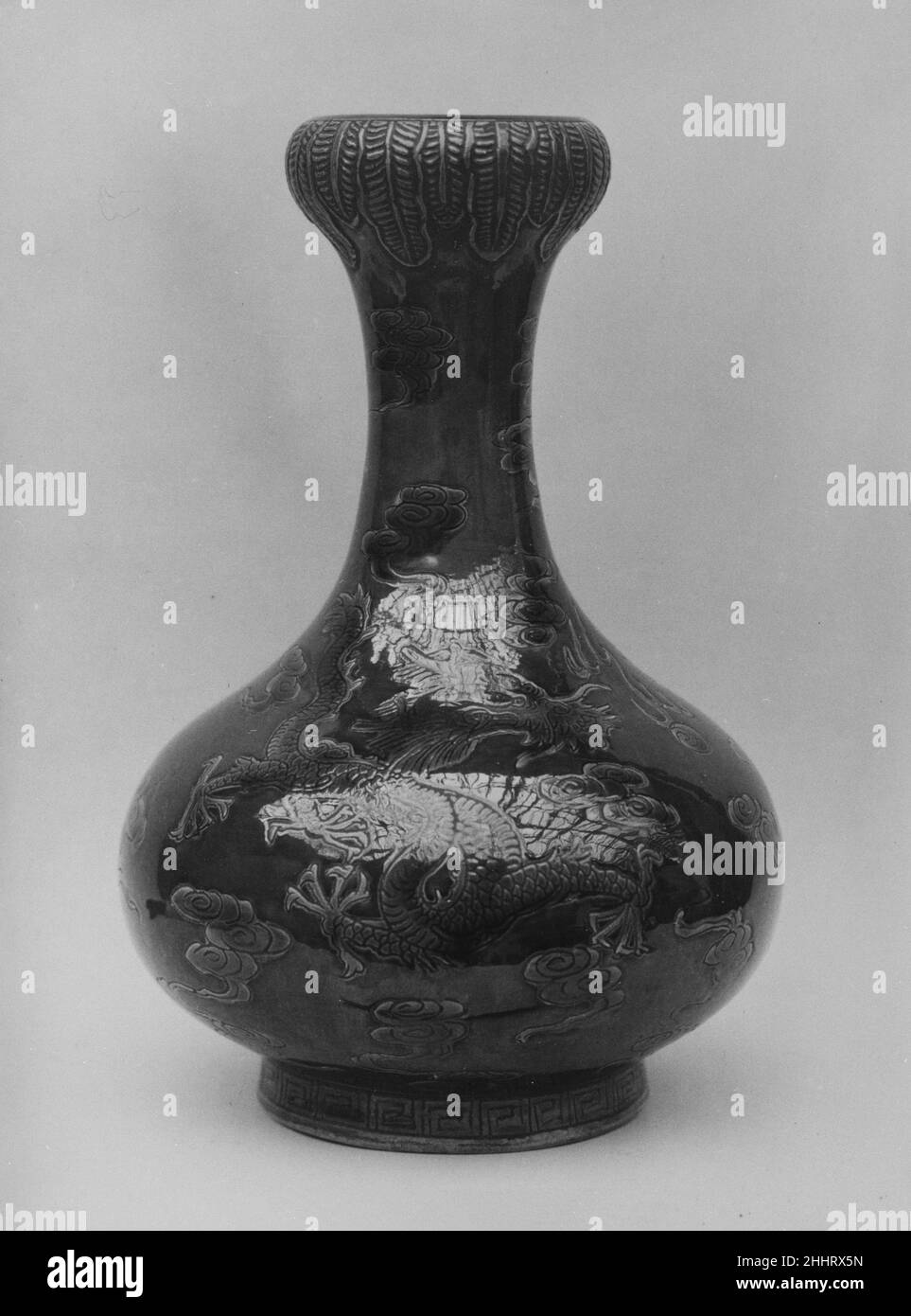 Vaso 1830 Giappone. Vaso. Giappone. 1830. Porcellana con smalto e disegni in rilievo (Awaji ware). Periodo Edo (1615–1868). Ceramica Foto Stock