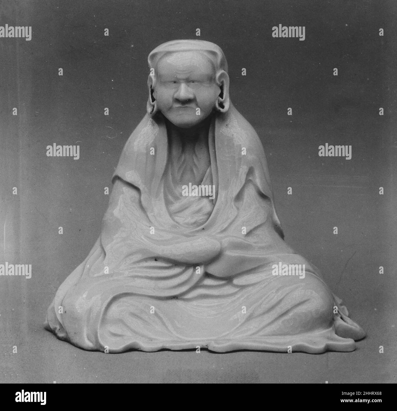 Figura di Daruma 1780 Giappone. Figura di Daruma. Giappone. 1780. Porcellana bianca con disegno in bassorilievo sotto lo smalto (Arita ware, tipo Imari). Periodo Edo (1615–1868). Ceramica Foto Stock