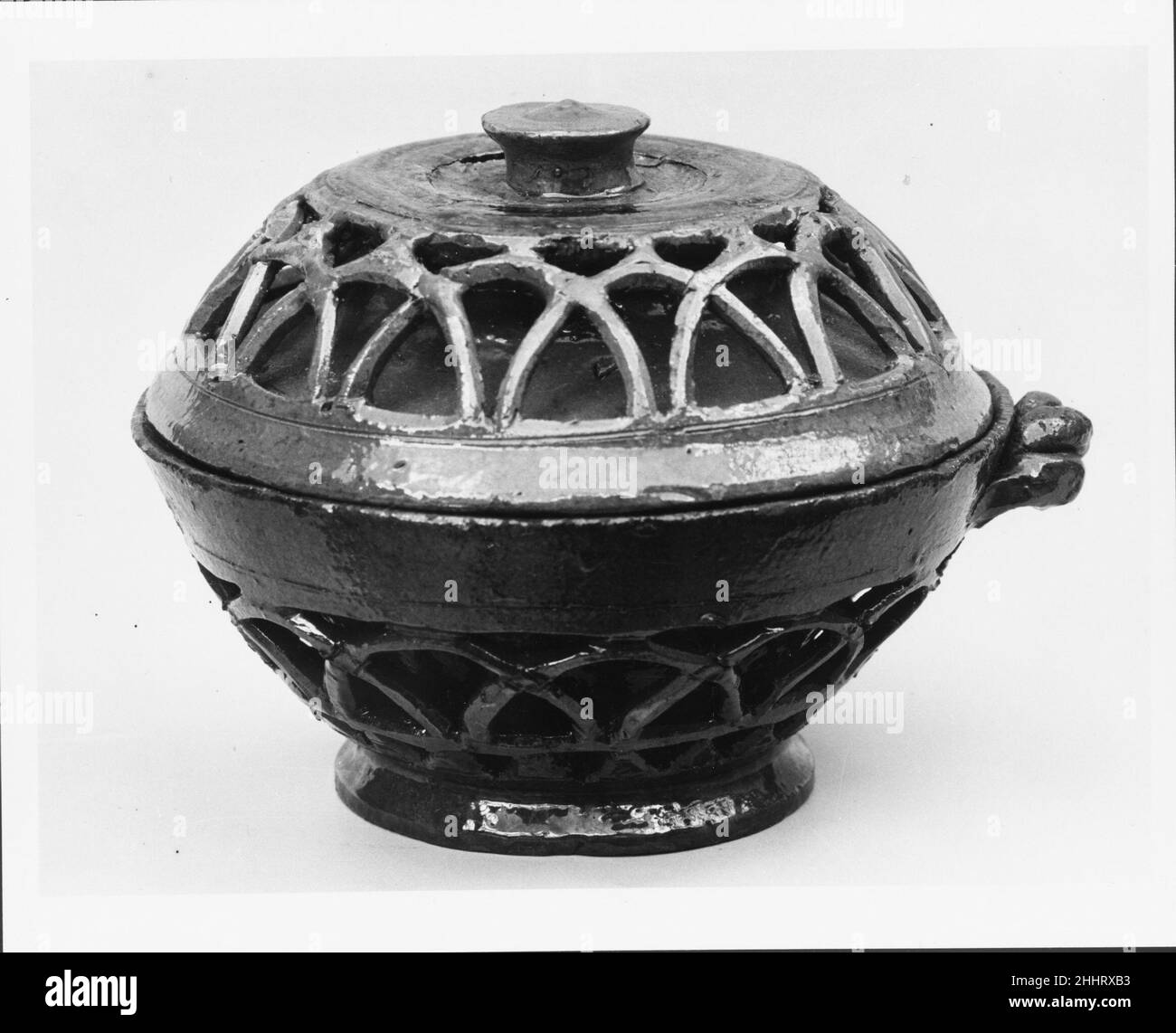Ciotola coperta ca. 1835 probabilmente David Haring. Ciotola coperta Americano. CA. 1835. Terracotta. Fabbricato a Bucks County, Pennsylvania, Stati Uniti Foto Stock