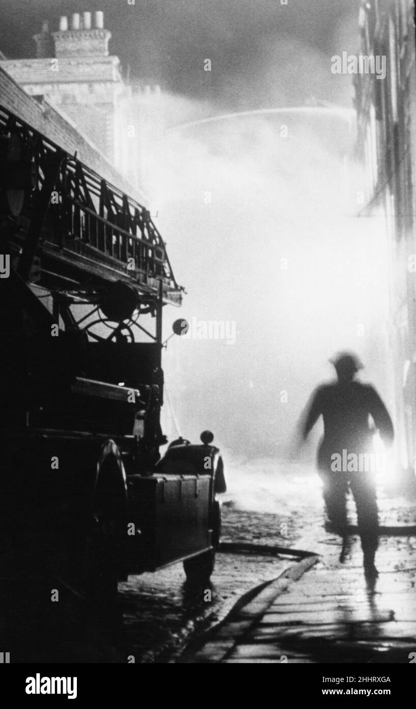 Vigili del fuoco combattono gli incendi a Britannia Row, Clerkenwell, Londra. Il raid aereo faceva parte dell'operazione Steinbock della Luftwaffe, nota nel Regno Unito come "Little Blitz". 22nd marzo 1944 Foto Stock