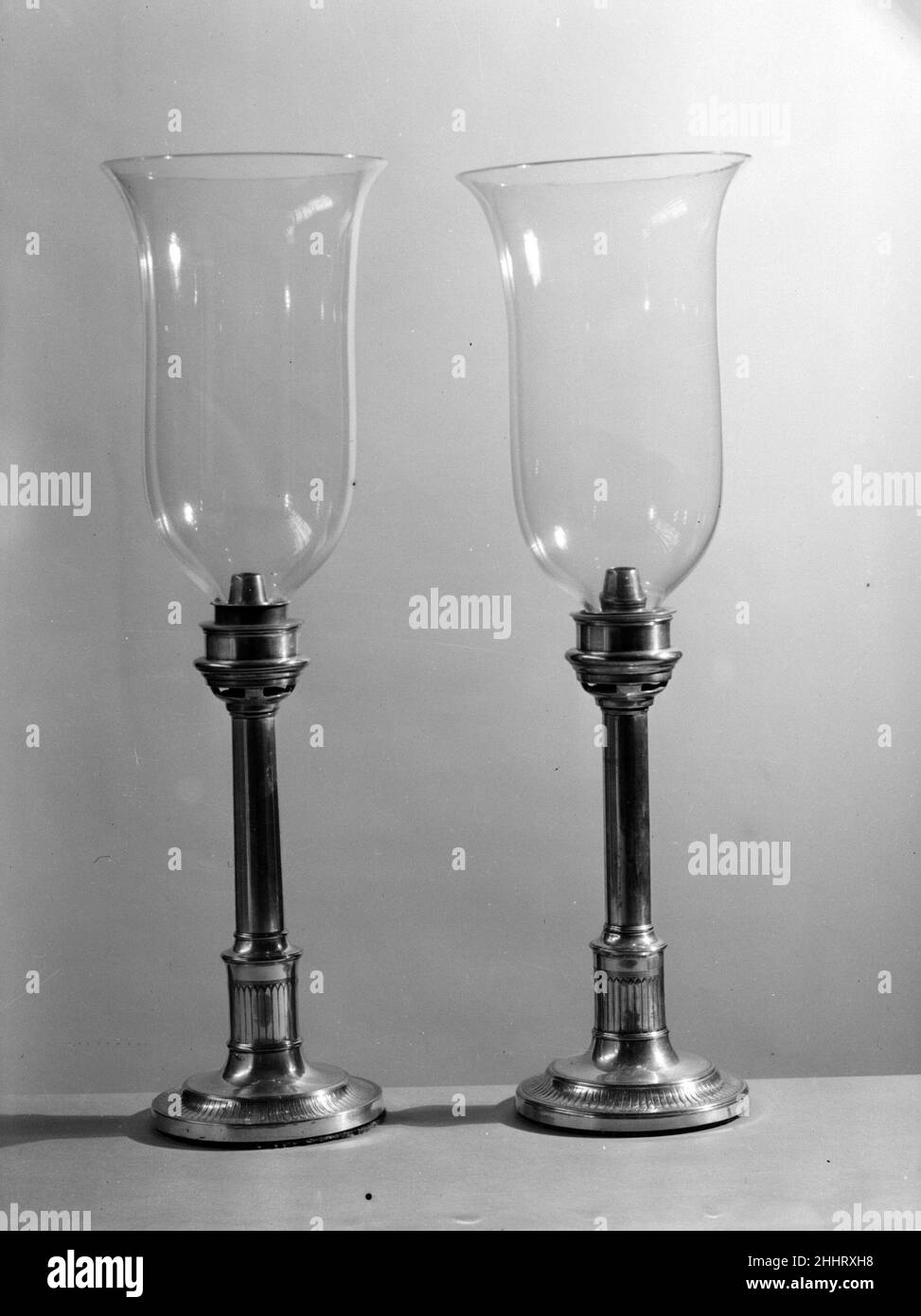 Candeliere 1790–1800. Candeliere. 1790–1800. Piastra Sheffield in argento, vetro soffiato. Prodotto nello South Yorkshire, Sheffield, Inghilterra Foto Stock