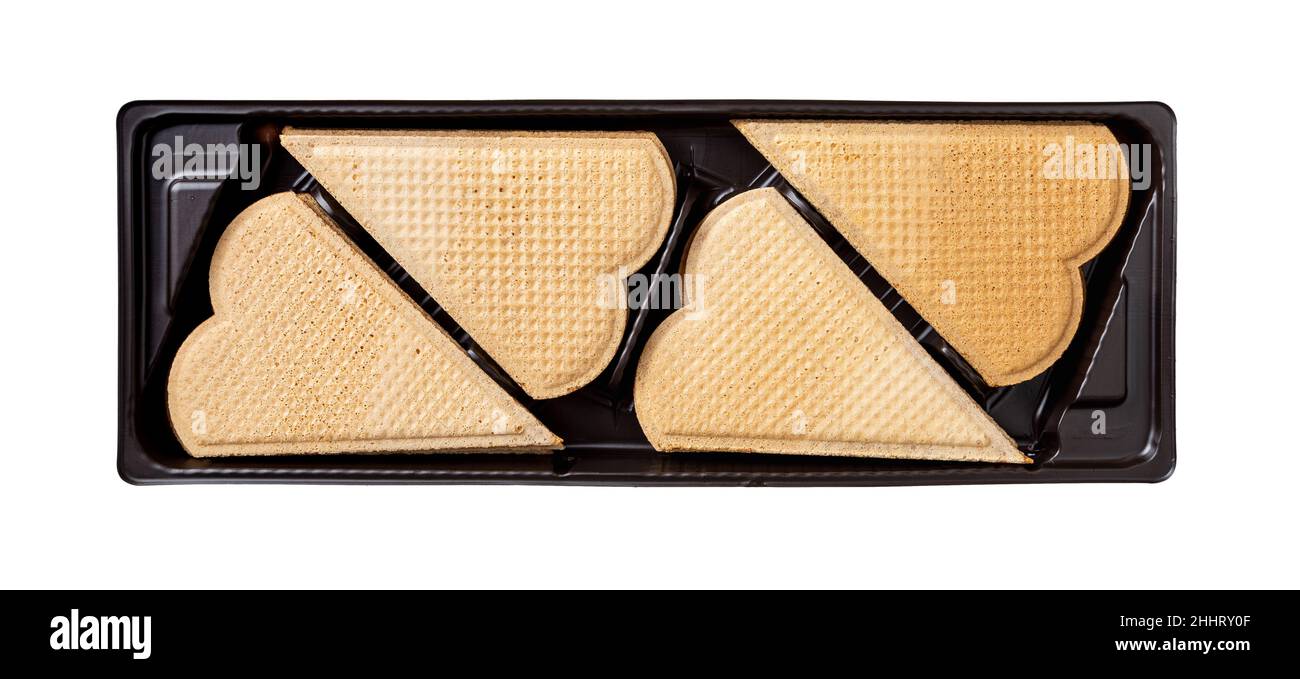 Cialde a forma di cuore dolce per la decorazione del gelato in un contenitore di plastica nero. Biscotti sottili e piatti per waffle da guarnire. Pasticceria al forno. Foto Stock