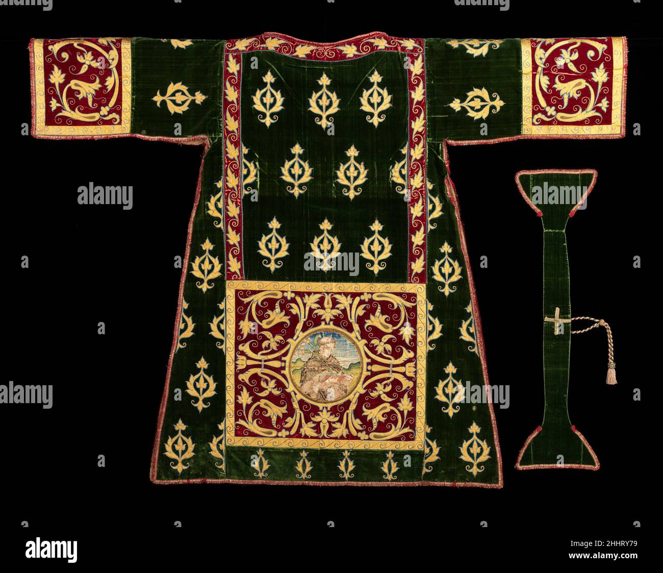 Dalmatica e manipla quarto quarto 17th secolo italiano questo dalmatica e manipla presenta un esempio splendidamente artigianale e ornato di vestimento ecclesiastico. Il ricamo dei santi è artfully reso: Le caratteristiche facciali, i toni della pelle, i capelli ed i particolari fini come la definizione delle dita, sono eseguiti così delicatamente da essere scambiati per lavoro dipinto. Le vesti ecclesiastiche erano destinate a contribuire al senso del mistero e al timore associato al culto; questa opulenta dalmatica esemplifica quell'usanza. Questo dalmatico e maniplo fanno parte di un set che include un cope (2009,300. Foto Stock