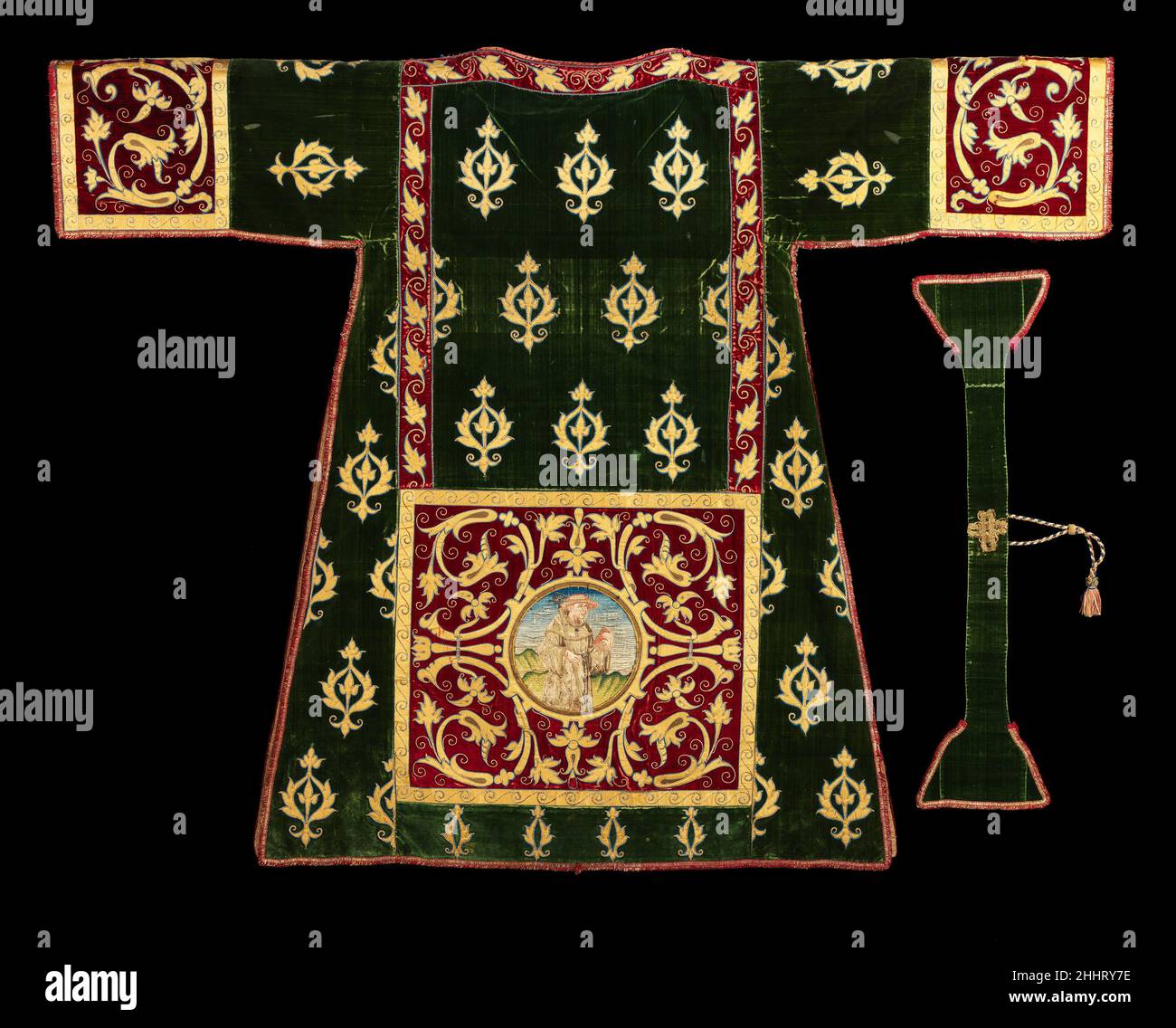 Le vesti ecclesiastiche italiane del quarto trimestre del 17th, dalmatiche e Maniple, dovevano contribuire al senso di mistero e di stupore associato al culto; questo dalmatico e maniolo splendidamente realizzato esemplifica tale pratica. La raffigurazione dei santi è artfully resa, i toni della pelle espressi in seta applicata con caratteristiche facciali e altri dettagli, come i capelli e la definizione delle dita raffigurate in ricamo. Il costume del monaco viene ricreato in particolare nei dettagli, fino al cinturino annodato sul cappello. I santi sono stati identificati come San Bonaventura, in franco Foto Stock