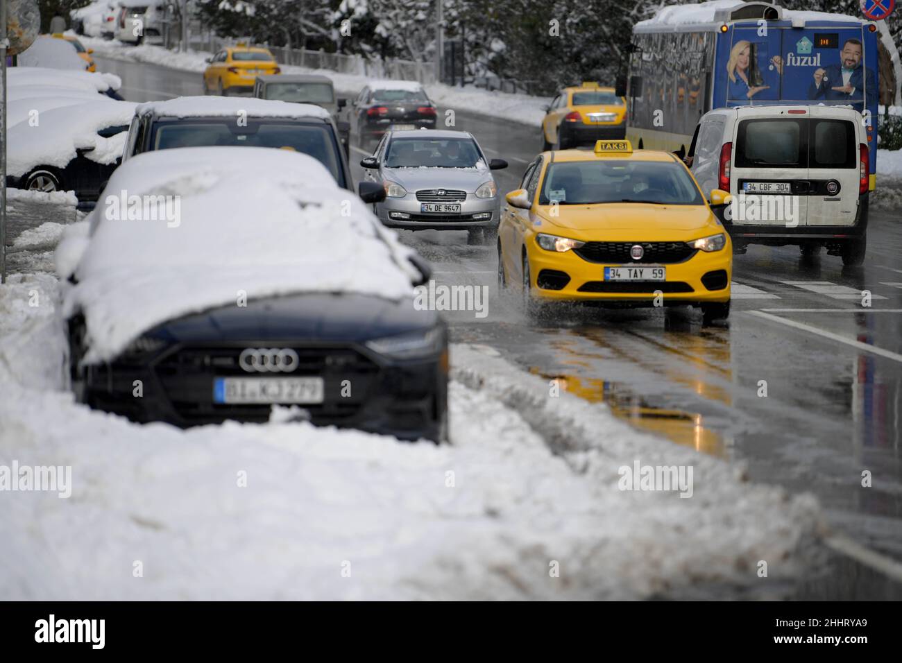 Istanbul, Turchia. 25th Jan 2022. I veicoli corrono su una strada a Istanbul, Turchia, il 25 gennaio 2022. Istanbul ha annunciato il divieto di circolazione dei veicoli privati martedì a causa di una forte nevicata. Credit: Shadati/Xinhua/Alamy Live News Foto Stock