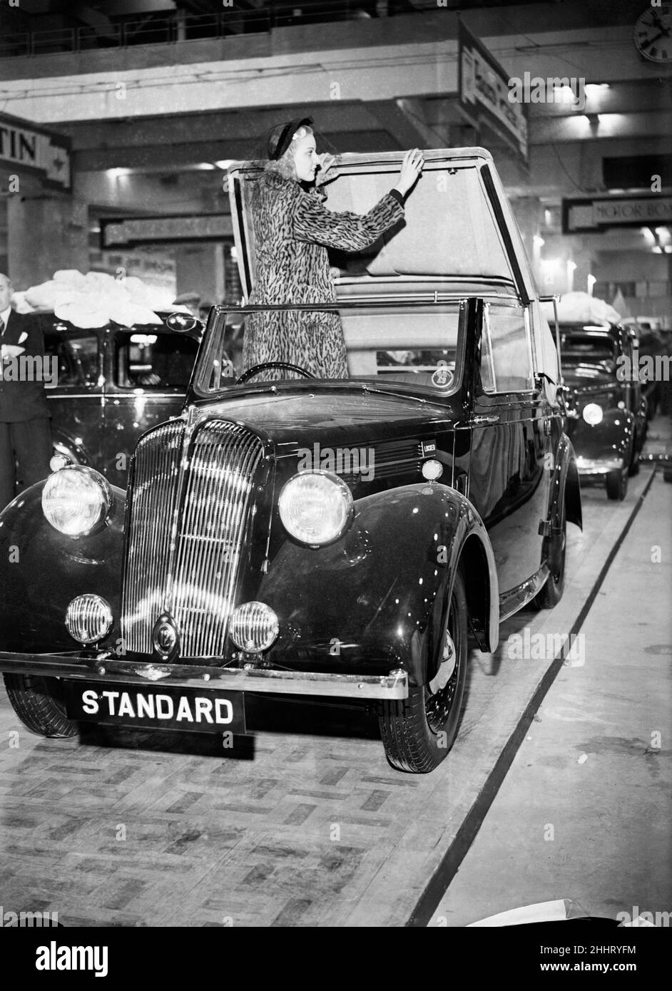 Il British International Motor Show tenuto a Earls Court, Londra, dal 14th al 23rd ottobre 1937. Lo Standard 9 in mostra. 13th ottobre 1937. Foto Stock