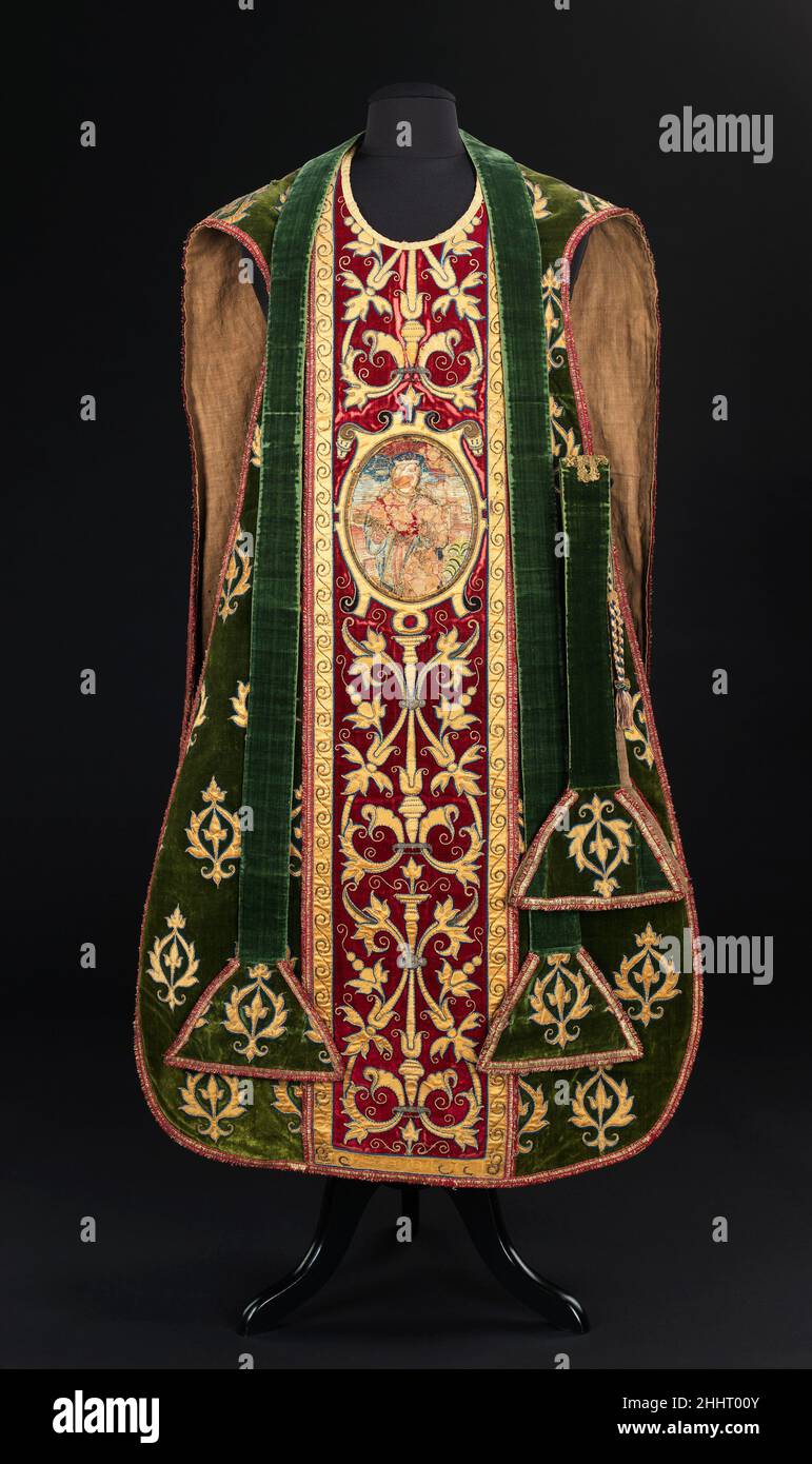 Casula, stola e maniple quarto trimestre del 17th le vesti ecclesiastiche italiane erano destinate a contribuire al senso del mistero e al timore associato al culto; questa casula splendidamente realizzata esemplifica tale pratica. La rappresentazione delle figure è artfully resa, i toni della pelle espressi in seta applicata con caratteristiche facciali ed altri particolari, quali i capelli e la definizione delle dita raffigurate in ricamo. Questa casula fa parte di un insieme che comprende una cope (2009.300.2949), una seconda casula (2009.300.2952a–c) e due dalmatici (2009.300.3411a, b e 2009.300.3412a, b). CH Foto Stock