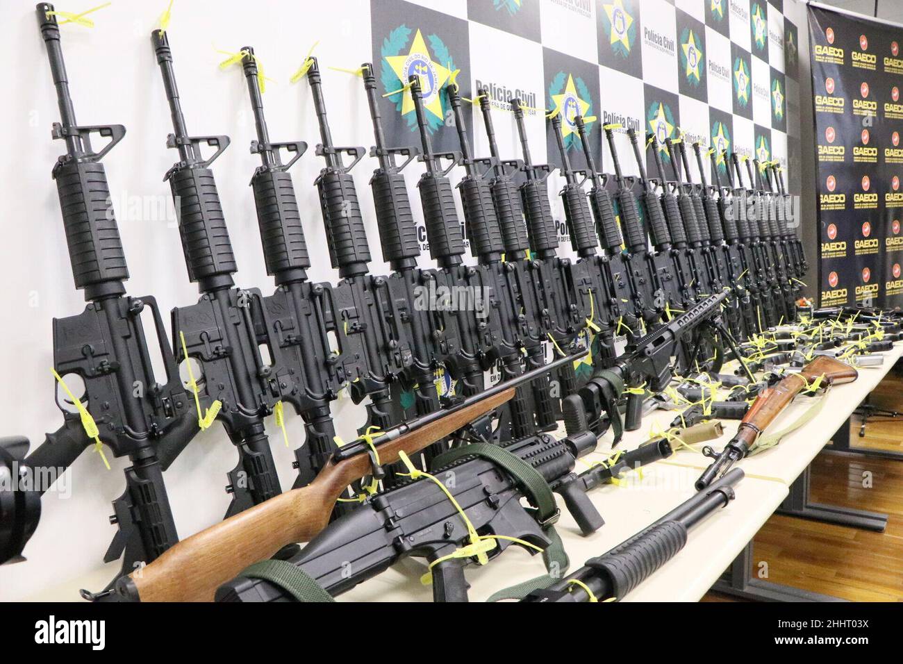 Rio de Janeiro, Rio de Janeiro, Brasile. 25th Jan 2022. (INT) 55 armi sequestrate dai criminali di Rio de Janeiro. 25 gennaio 2022, Rio de Janeiro, Brasile: Agenti della stazione di polizia di repressione degli stupefacenti (DRE), della stazione di polizia specializzata per armi, munizioni ed esplosivi (Disarm) e del gruppo d'azione speciale sulla lotta alla criminalità organizzata (GAECO) del Ministero pubblico dello Stato hanno sequestrato 55 armi in una casa vuota a Grajau, nella zona settentrionale di Rio de Janeiro. In tutto, 26 fucili, tre carpini, 21 pistole, due revolver, sono stati raccolti un fucile da 12 gauge, un fucile da 22 e un moschettone. CA Foto Stock
