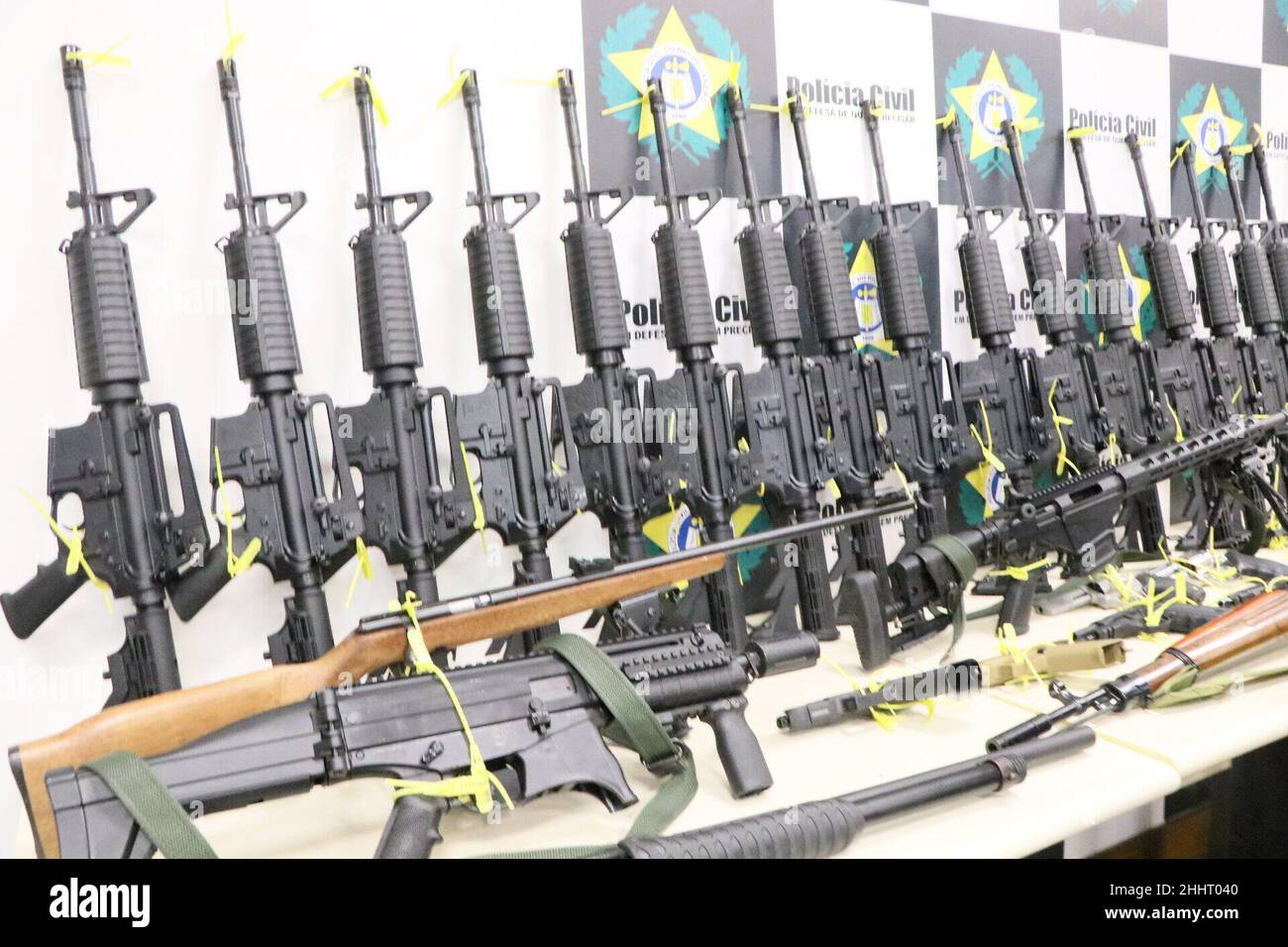 Rio de Janeiro, Rio de Janeiro, Brasile. 25th Jan 2022. (INT) 55 armi sequestrate dai criminali di Rio de Janeiro. 25 gennaio 2022, Rio de Janeiro, Brasile: Agenti della stazione di polizia di repressione degli stupefacenti (DRE), della stazione di polizia specializzata per armi, munizioni ed esplosivi (Disarm) e del gruppo d'azione speciale sulla lotta alla criminalità organizzata (GAECO) del Ministero pubblico dello Stato hanno sequestrato 55 armi in una casa vuota a Grajau, nella zona settentrionale di Rio de Janeiro. In tutto, 26 fucili, tre carpini, 21 pistole, due revolver, sono stati raccolti un fucile da 12 gauge, un fucile da 22 e un moschettone. CA Foto Stock
