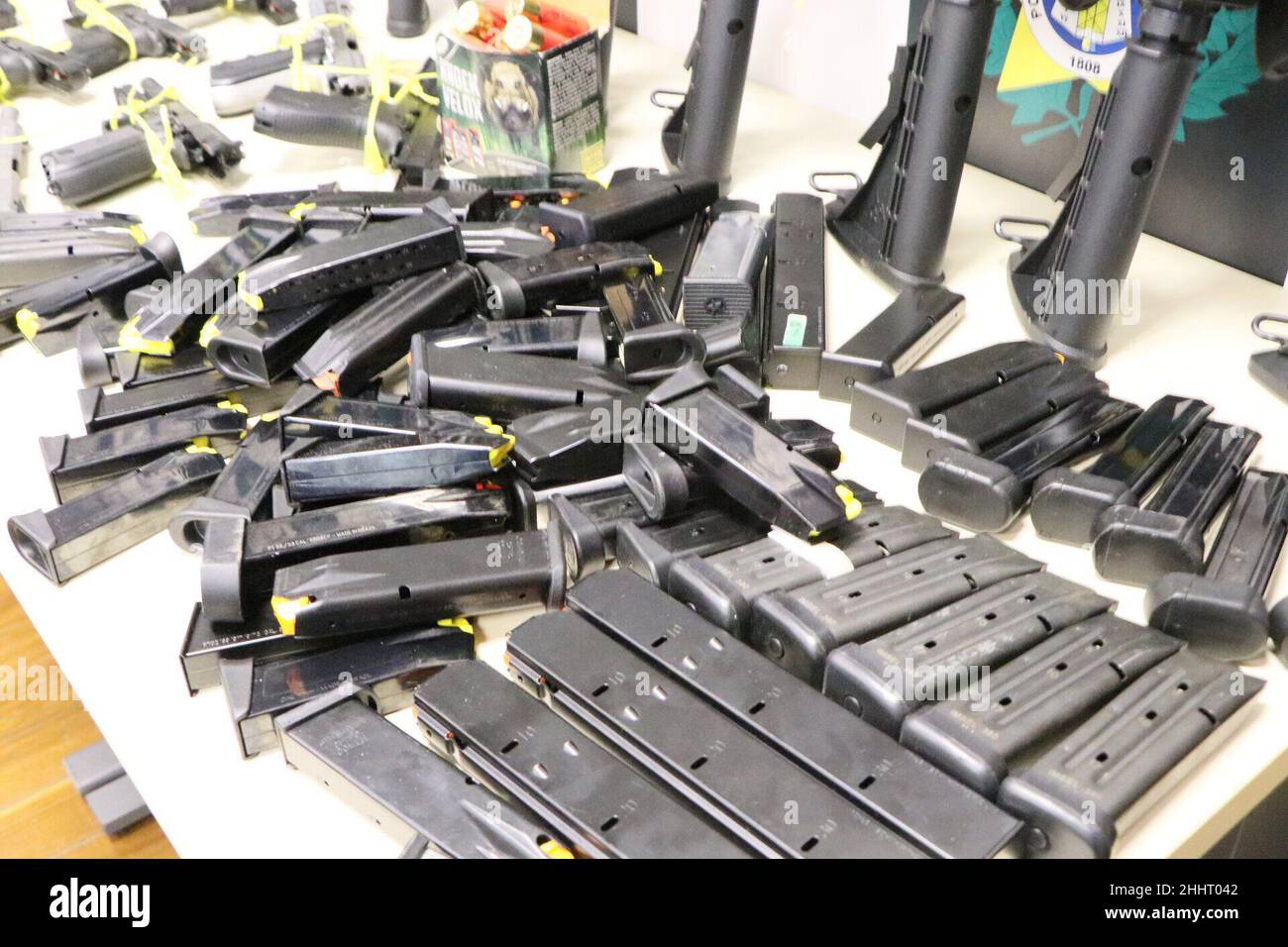 Rio de Janeiro, Rio de Janeiro, Brasile. 25th Jan 2022. (INT) 55 armi sequestrate dai criminali di Rio de Janeiro. 25 gennaio 2022, Rio de Janeiro, Brasile: Agenti della stazione di polizia di repressione degli stupefacenti (DRE), della stazione di polizia specializzata per armi, munizioni ed esplosivi (Disarm) e del gruppo d'azione speciale sulla lotta alla criminalità organizzata (GAECO) del Ministero pubblico dello Stato hanno sequestrato 55 armi in una casa vuota a Grajau, nella zona settentrionale di Rio de Janeiro. In tutto, 26 fucili, tre carpini, 21 pistole, due revolver, sono stati raccolti un fucile da 12 gauge, un fucile da 22 e un moschettone. CA Foto Stock