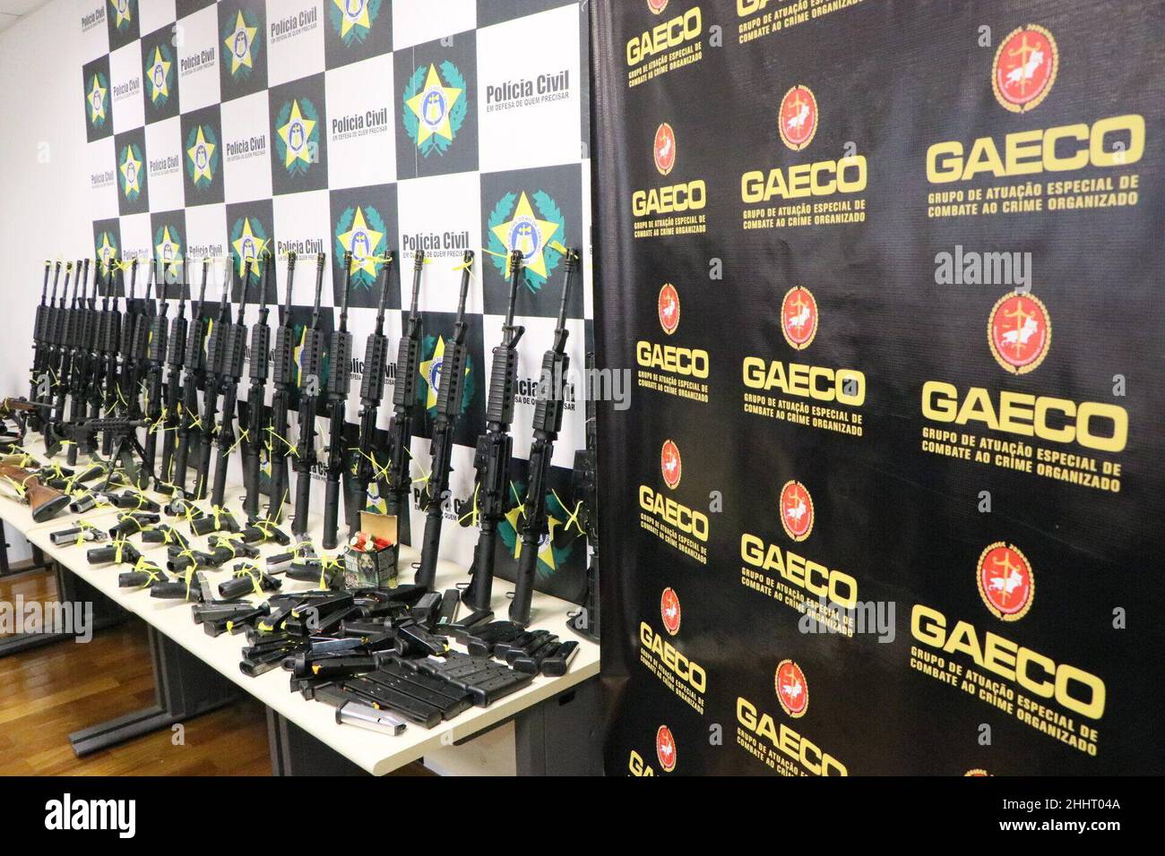 Rio de Janeiro, Rio de Janeiro, Brasile. 25th Jan 2022. (INT) 55 armi sequestrate dai criminali di Rio de Janeiro. 25 gennaio 2022, Rio de Janeiro, Brasile: Agenti della stazione di polizia di repressione degli stupefacenti (DRE), della stazione di polizia specializzata per armi, munizioni ed esplosivi (Disarm) e del gruppo d'azione speciale sulla lotta alla criminalità organizzata (GAECO) del Ministero pubblico dello Stato hanno sequestrato 55 armi in una casa vuota a Grajau, nella zona settentrionale di Rio de Janeiro. In tutto, 26 fucili, tre carpini, 21 pistole, due revolver, sono stati raccolti un fucile da 12 gauge, un fucile da 22 e un moschettone. CA Foto Stock