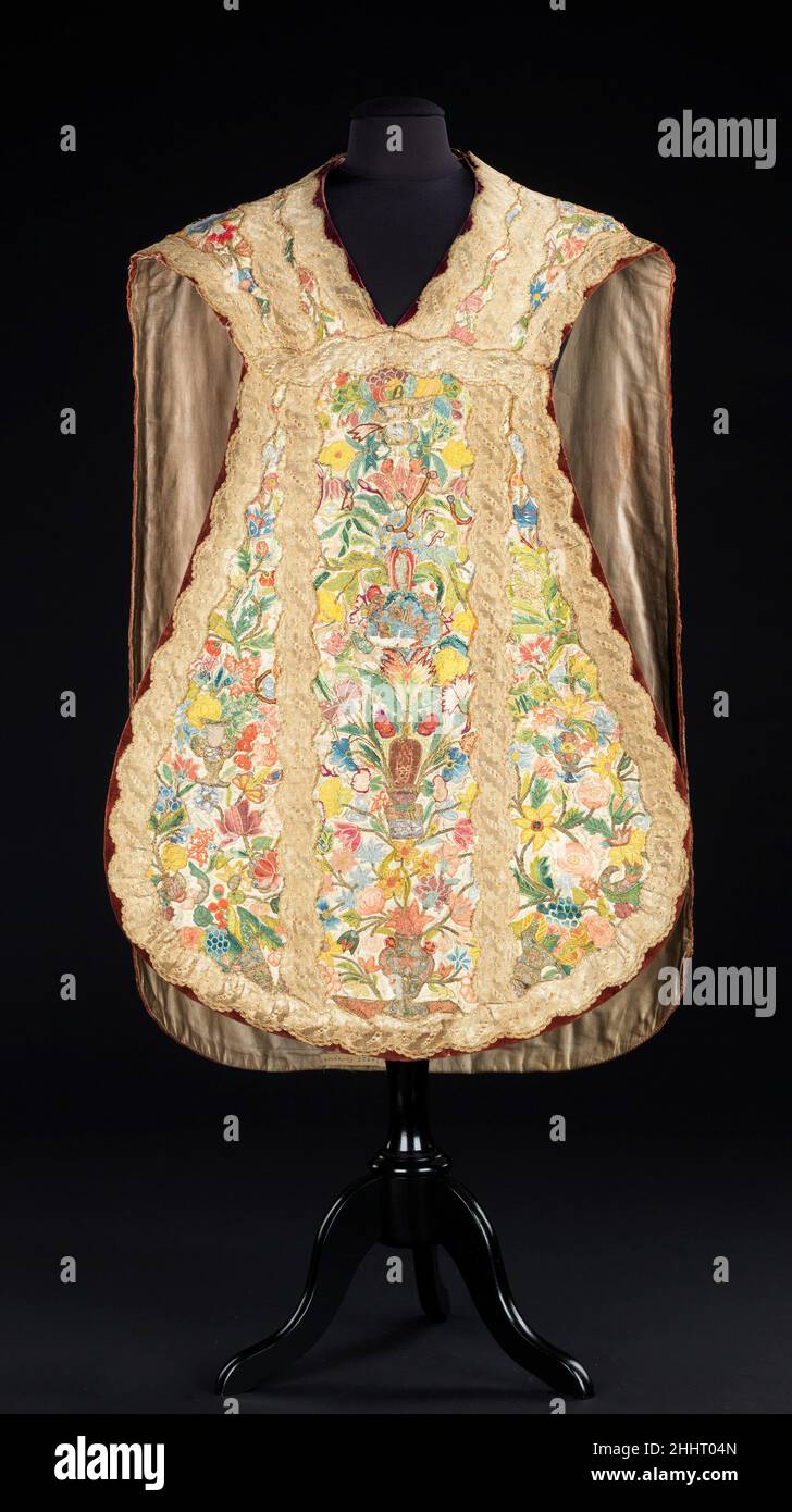 Casula fine 18th secolo probabilmente portoghese l'estesa opera di applicazione copre quasi completamente il substrato della casula. Molta attenzione è stata prestata alla creazione di una vivace combinazione di colori; l'uso sfarzoso dei colori primari conferisce una certa ingenua qualità. La treccia luccicante, con il suo cuoio capelluto a serpentina, si aggiunge all'aspetto decorativo generale. Casula 158329 Foto Stock