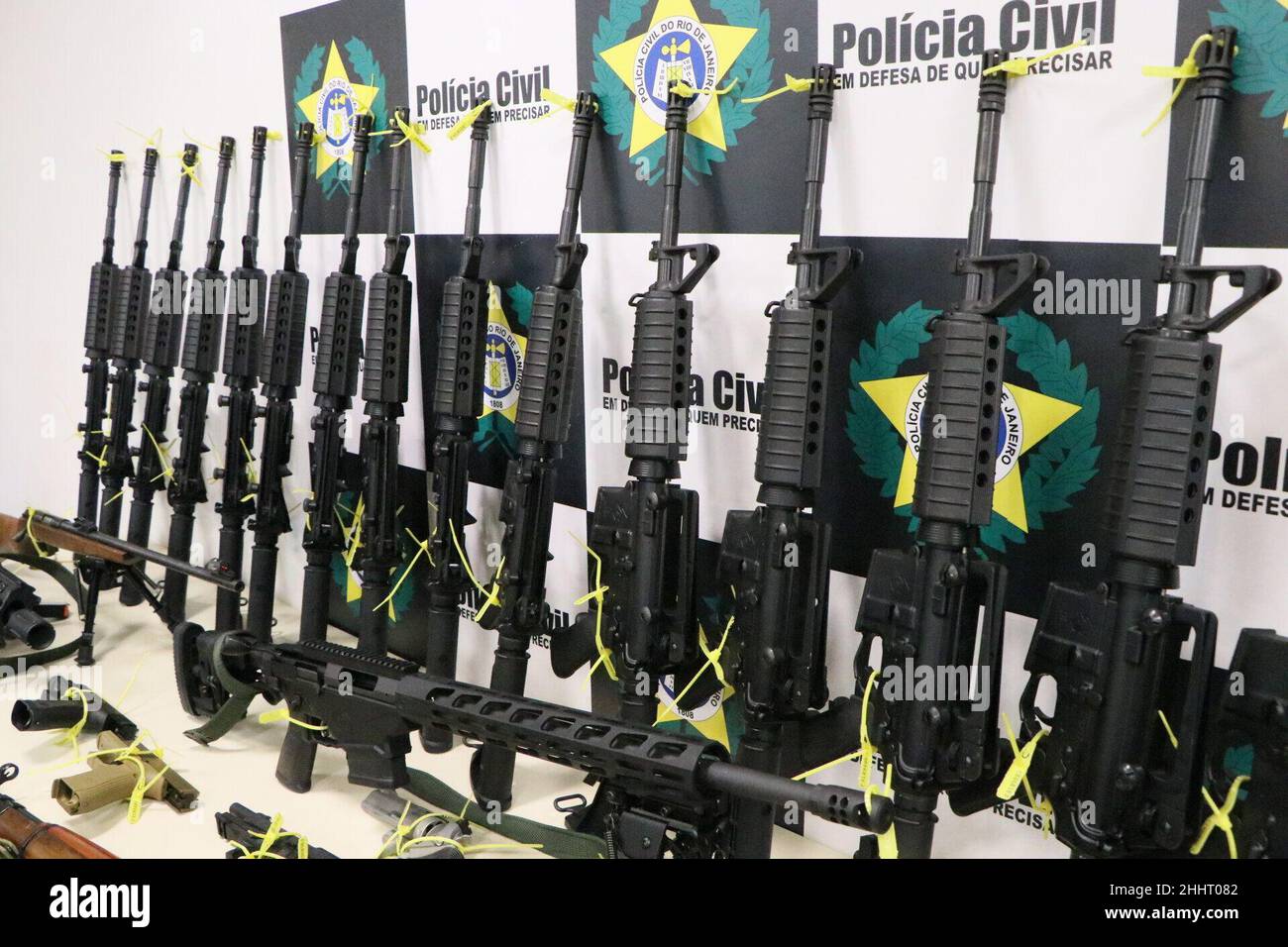 Rio de Janeiro, Rio de Janeiro, Brasile. 25th Jan 2022. (INT) 55 armi sequestrate dai criminali di Rio de Janeiro. 25 gennaio 2022, Rio de Janeiro, Brasile: Agenti della stazione di polizia di repressione degli stupefacenti (DRE), della stazione di polizia specializzata per armi, munizioni ed esplosivi (Disarm) e del gruppo d'azione speciale sulla lotta alla criminalità organizzata (GAECO) del Ministero pubblico dello Stato hanno sequestrato 55 armi in una casa vuota a Grajau, nella zona settentrionale di Rio de Janeiro. In tutto, 26 fucili, tre carpini, 21 pistole, due revolver, sono stati raccolti un fucile da 12 gauge, un fucile da 22 e un moschettone. CA Foto Stock