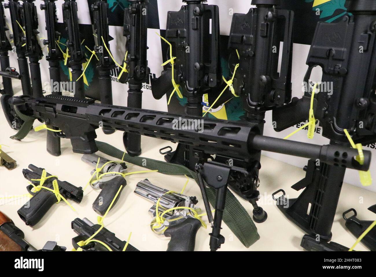 Rio de Janeiro, Rio de Janeiro, Brasile. 25th Jan 2022. (INT) 55 armi sequestrate dai criminali di Rio de Janeiro. 25 gennaio 2022, Rio de Janeiro, Brasile: Agenti della stazione di polizia di repressione degli stupefacenti (DRE), della stazione di polizia specializzata per armi, munizioni ed esplosivi (Disarm) e del gruppo d'azione speciale sulla lotta alla criminalità organizzata (GAECO) del Ministero pubblico dello Stato hanno sequestrato 55 armi in una casa vuota a Grajau, nella zona settentrionale di Rio de Janeiro. In tutto, 26 fucili, tre carpini, 21 pistole, due revolver, sono stati raccolti un fucile da 12 gauge, un fucile da 22 e un moschettone. CA Foto Stock