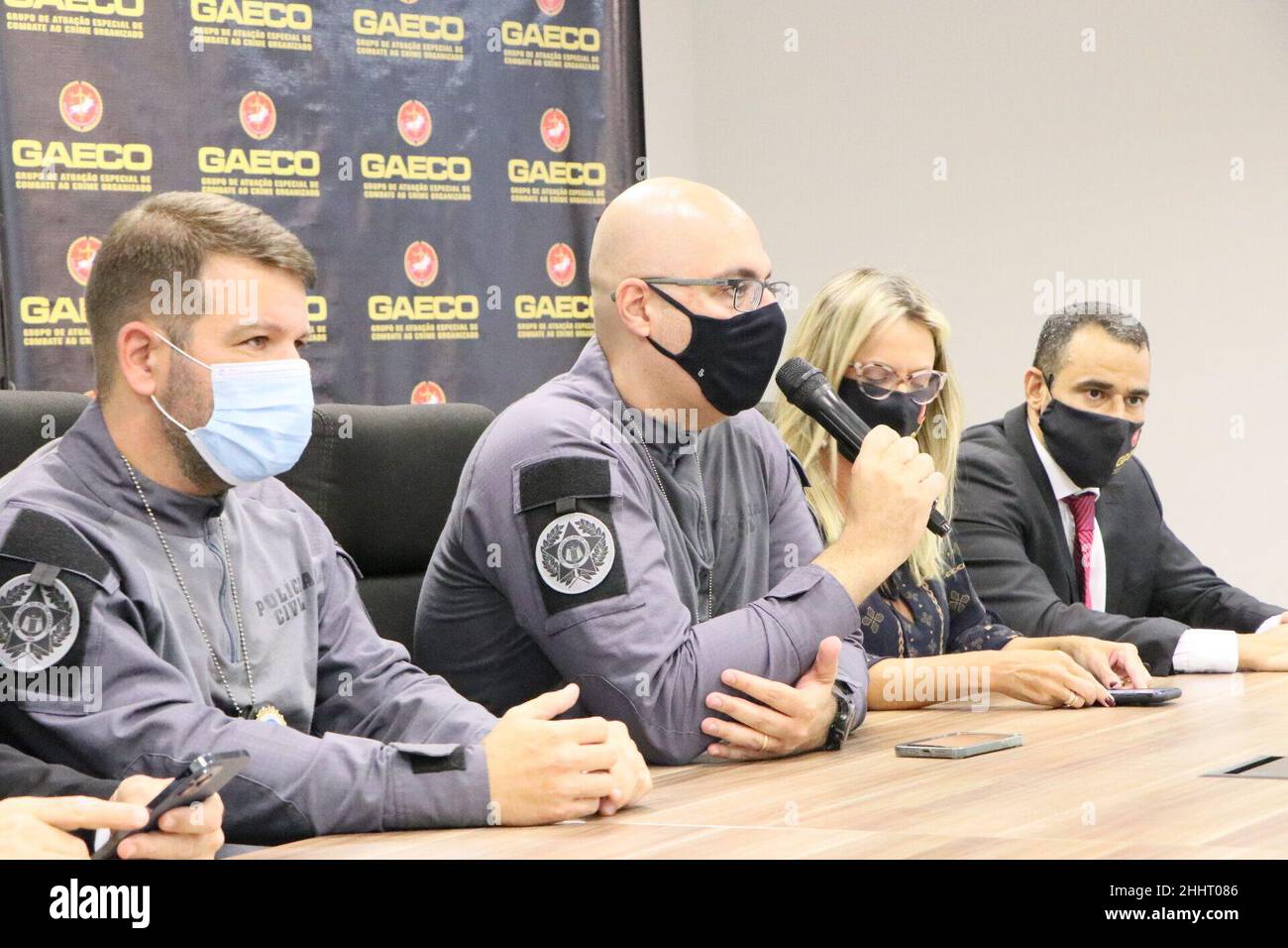 Rio de Janeiro, Rio de Janeiro, Brasile. 25th Jan 2022. (INT) 55 armi sequestrate dai criminali di Rio de Janeiro. 25 gennaio 2022, Rio de Janeiro, Brasile: Agenti della stazione di polizia di repressione degli stupefacenti (DRE), della stazione di polizia specializzata per armi, munizioni ed esplosivi (Disarm) e del gruppo d'azione speciale sulla lotta alla criminalità organizzata (GAECO) del Ministero pubblico dello Stato hanno sequestrato 55 armi in una casa vuota a Grajau, nella zona settentrionale di Rio de Janeiro. In tutto, 26 fucili, tre carpini, 21 pistole, due revolver, sono stati raccolti un fucile da 12 gauge, un fucile da 22 e un moschettone. CA Foto Stock