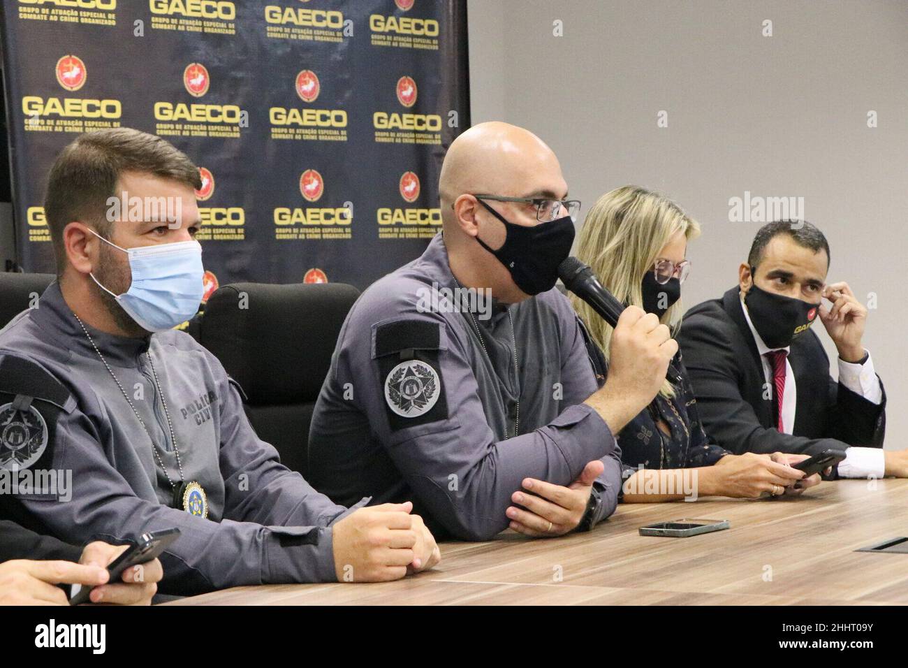 Rio de Janeiro, Rio de Janeiro, Brasile. 25th Jan 2022. (INT) 55 armi sequestrate dai criminali di Rio de Janeiro. 25 gennaio 2022, Rio de Janeiro, Brasile: Agenti della stazione di polizia di repressione degli stupefacenti (DRE), della stazione di polizia specializzata per armi, munizioni ed esplosivi (Disarm) e del gruppo d'azione speciale sulla lotta alla criminalità organizzata (GAECO) del Ministero pubblico dello Stato hanno sequestrato 55 armi in una casa vuota a Grajau, nella zona settentrionale di Rio de Janeiro. In tutto, 26 fucili, tre carpini, 21 pistole, due revolver, sono stati raccolti un fucile da 12 gauge, un fucile da 22 e un moschettone. CA Foto Stock