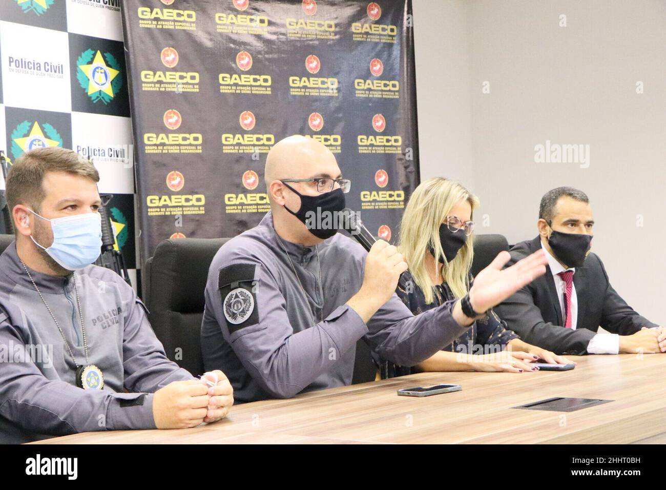 Rio de Janeiro, Rio de Janeiro, Brasile. 25th Jan 2022. (INT) 55 armi sequestrate dai criminali di Rio de Janeiro. 25 gennaio 2022, Rio de Janeiro, Brasile: Agenti della stazione di polizia di repressione degli stupefacenti (DRE), della stazione di polizia specializzata per armi, munizioni ed esplosivi (Disarm) e del gruppo d'azione speciale sulla lotta alla criminalità organizzata (GAECO) del Ministero pubblico dello Stato hanno sequestrato 55 armi in una casa vuota a Grajau, nella zona settentrionale di Rio de Janeiro. In tutto, 26 fucili, tre carpini, 21 pistole, due revolver, sono stati raccolti un fucile da 12 gauge, un fucile da 22 e un moschettone. CA Foto Stock