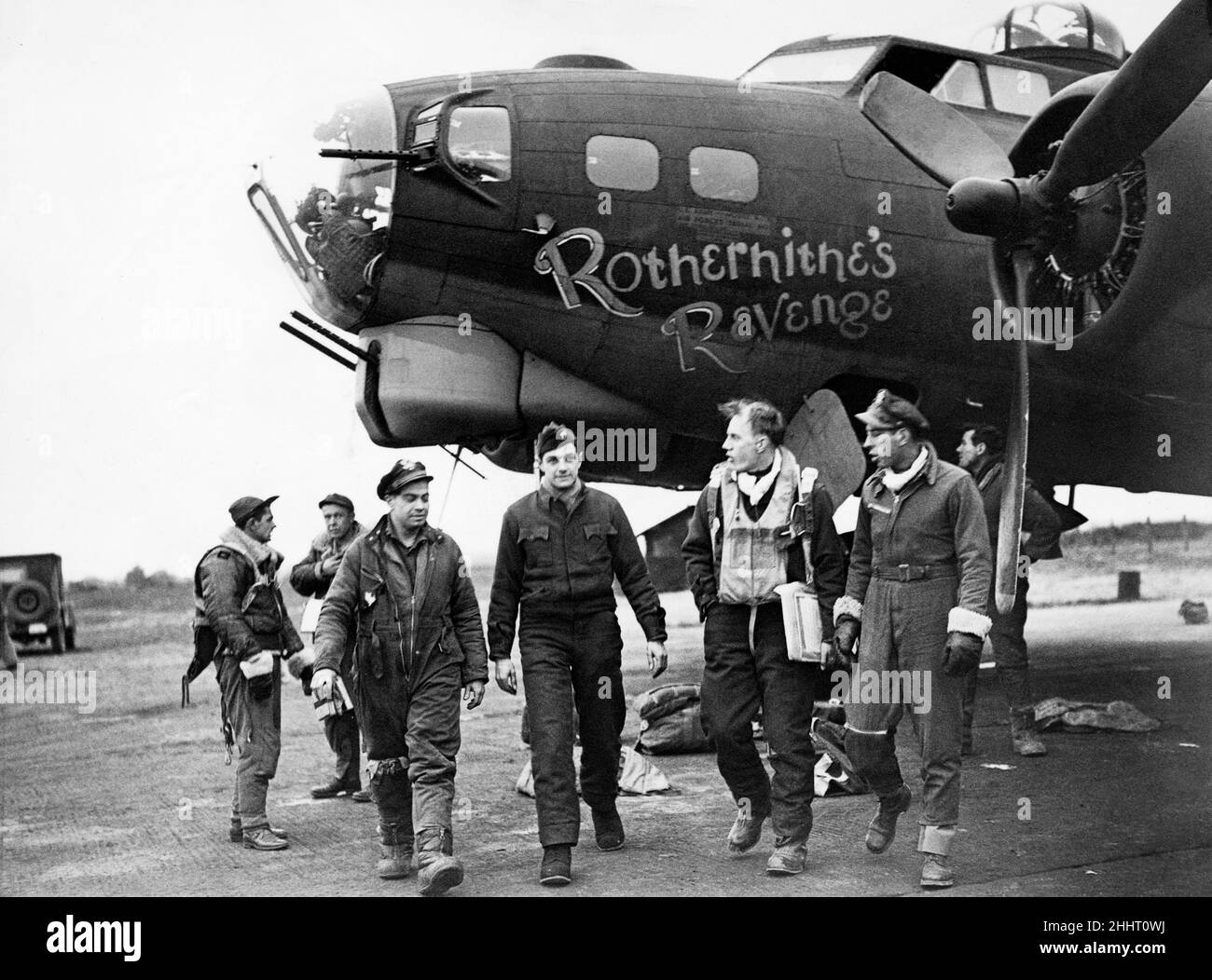 I membri dell'equipaggio americano del gruppo Bomb 381st ritornano in una stazione Bomber dell'aviazione militare degli Stati Uniti , da qualche parte in Inghilterra dopo aver condotto un volo per Berlino nel loro B-17 Flying Fortress Plane (numero di serie 42-31761) soprannominato 'Rotherhithe's Revenge'. Come apprezzamento del £800.000 sollevato durante la settimana delle ali per la vittoria di Bermondsey, il popolo di Bermondsey ha battezzato il bombardiere 'Rotherhithe Revenge'. Altri tre bombardieri sono stati nominati dai loro equipaggi anche in onore di Bermondsey. Marzo 1944. Foto Stock