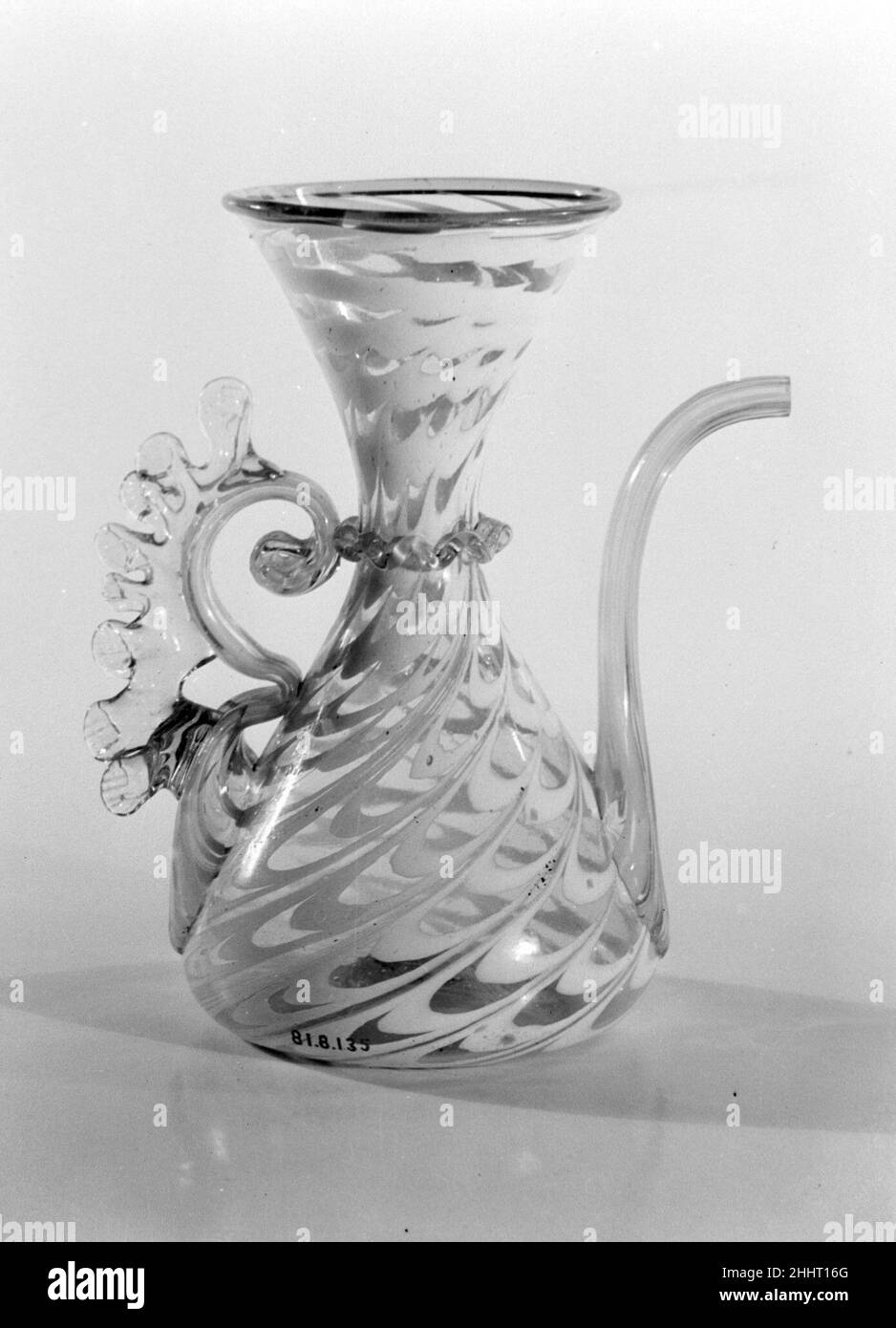Prima metà del 17th secolo Italiano, Venezia (Murano). Ewer. Italiano, Venezia (Murano), prima metà del 17th secolo. Vetro. Vetro Foto Stock