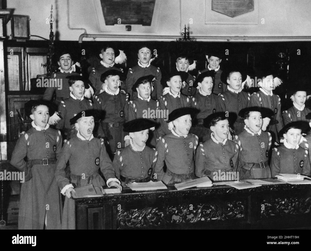 Lord Mayors City of London i cantanti cantano nei loro tradizionali abiti elisabettiani al St Michael Paternoster Royal College di College Hill, Londra. Febbraio 1939. Foto Stock