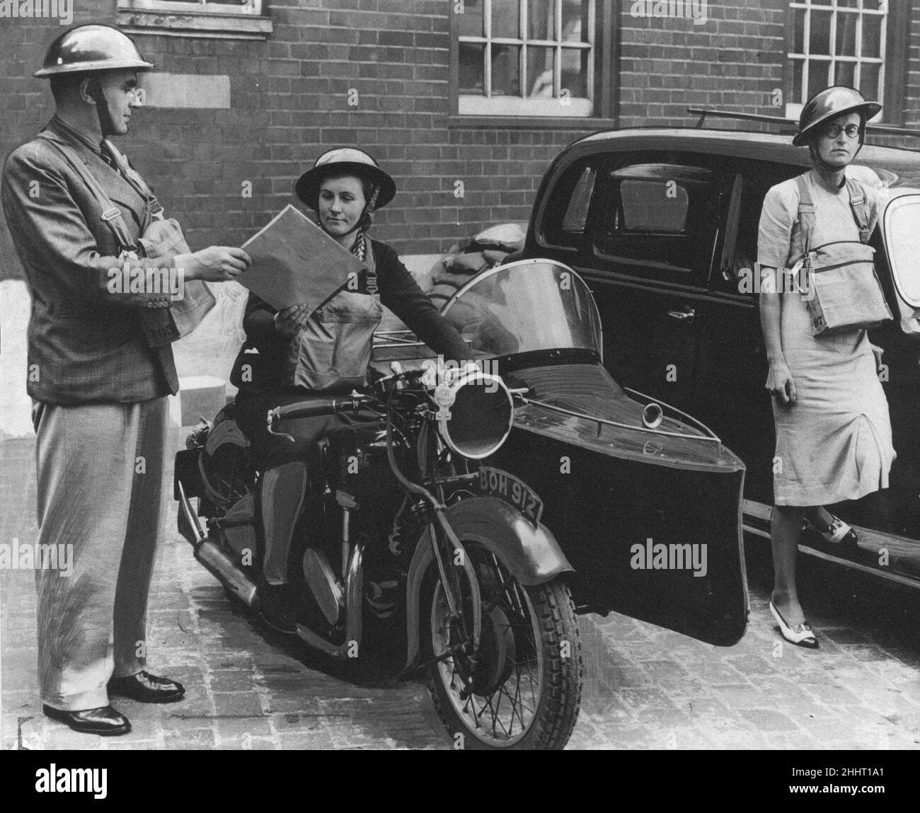 Le donne di volontariato messaggeri prendono parte attiva al lavoro dei servizi antincendio ausiliari, Birmingham, 6th settembre 1939. Foto Stock