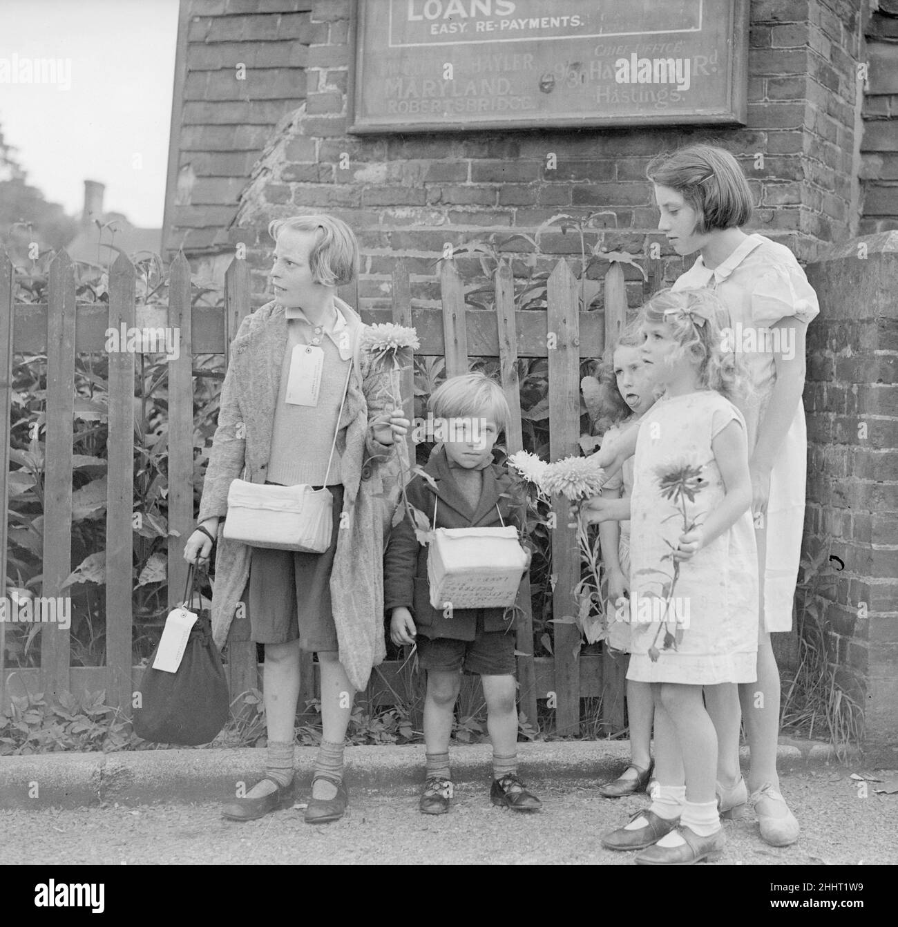 Le evacuazioni di civili in Gran Bretagna durante la seconda guerra mondiale sono state progettate per salvare la popolazione di aree urbane o militari dai bombardamenti aerei tedeschi di città e obiettivi militari come le banchine. I bambini, sono stati spostati nelle zone rurali che si ritiene siano meno a rischio. L'operazione Pied Piper è iniziata il 1st settembre e proseguita fino al 3rd settembre 1939. Più di 1,5 milioni di persone sono state evacuate. Ulteriori ondate di evacuazione ufficiale e di rievacuazione si sono verificate dalla costa meridionale e orientale nel giugno 1940, quando era prevista un'invasione di aborne, e dalle città colpite dopo l'inizio del Blitz nel settembre 19 Foto Stock