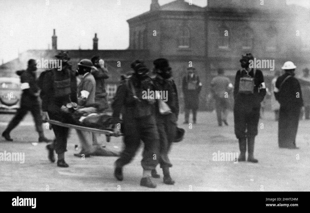 I membri della Reading Home Guard sono stati visti qui come portatori di barelle durante un attacco di gas simulato durante un esercizio anti-invasione nel centro della città. 27th luglio 1941 Foto Stock