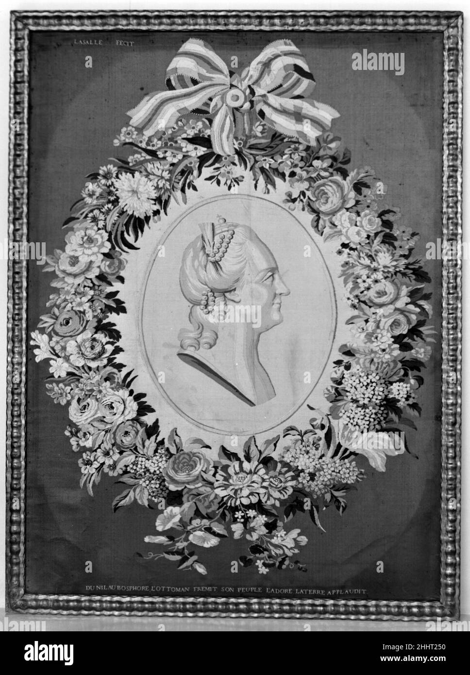 Caterina II di Russia ca. 1771 Philippe de Lasalle French l'iscrizione ricamata lungo il fondo del ritratto proclama: "Dal Nilo al Bosforo, gli ottomani tremano; il suo popolo la adorano, il mondo applaude". Questo fu scritto dal filosofo Voltaire espressamente per il ritratto intessuto di Lasalle dell'imperatrice russa. Caterina II di Russia. Francese, Lione ca. 1771. Seta tessuta e ricamata. Tessuti-tessuti Foto Stock