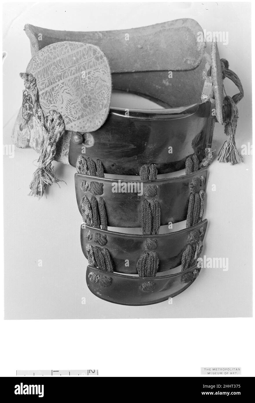 Gorget 18th secolo giapponese. Gorget. Giapponese. 18th secolo. Legno laccato. Componenti Armor Foto Stock