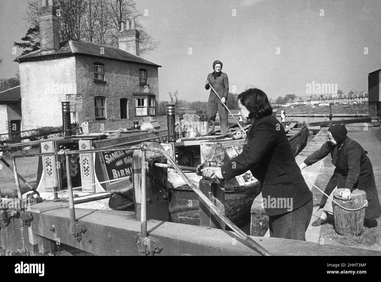 Madre e figlia Capitano e equipaggio di una barca Canal Boat vicino a Kings Langley tra Londra e Birmingham sul Canal Grande Union durante la seconda guerra mondiale. 17th marzo 1944. Foto Stock