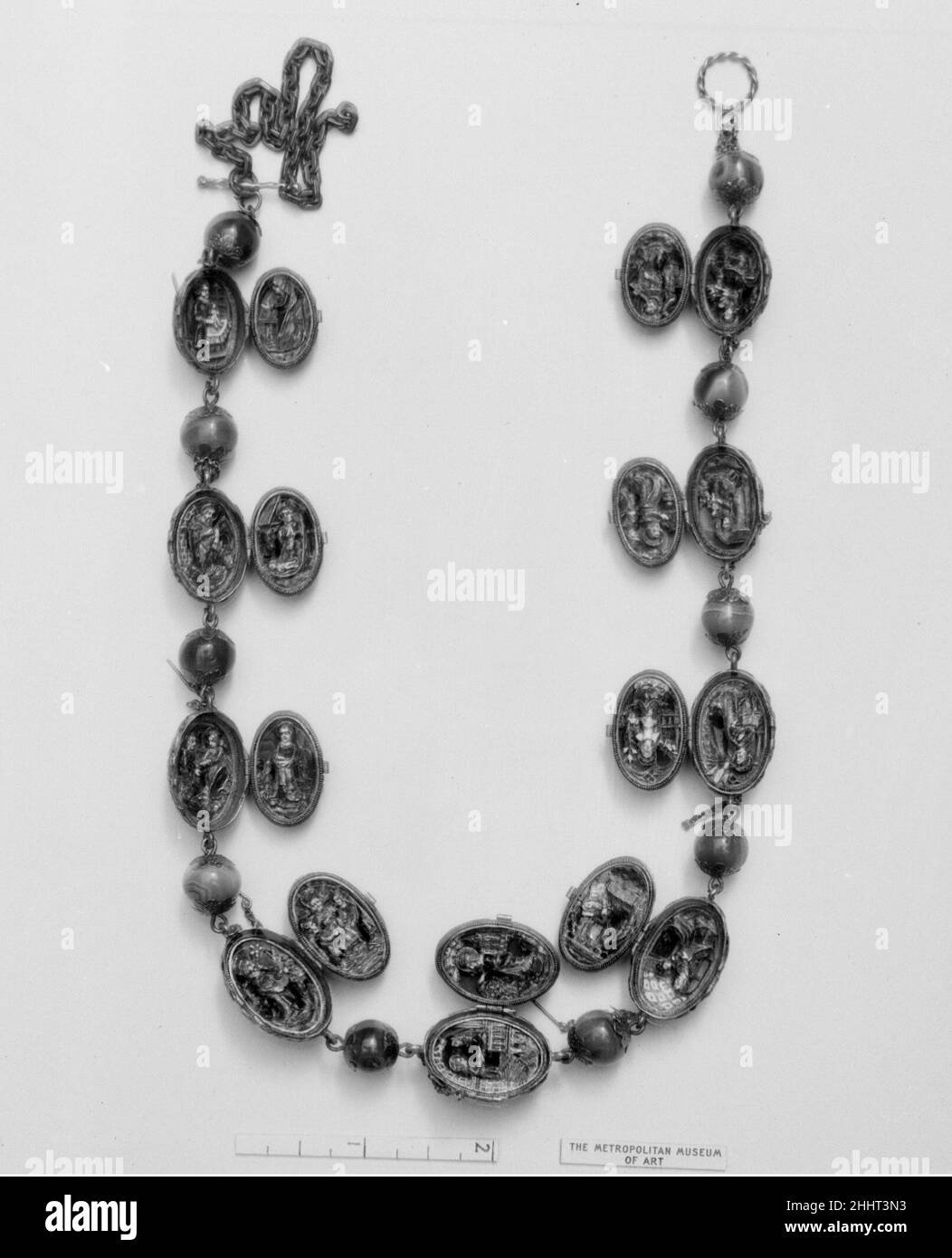 Rosary probabilmente terzo trimestre 19th secolo europeo. Rosario. Europeo. Probabilmente terzo trimestre del 19th secolo. Onice, oro, smalto. Metallurgia-Oro e platino Foto Stock