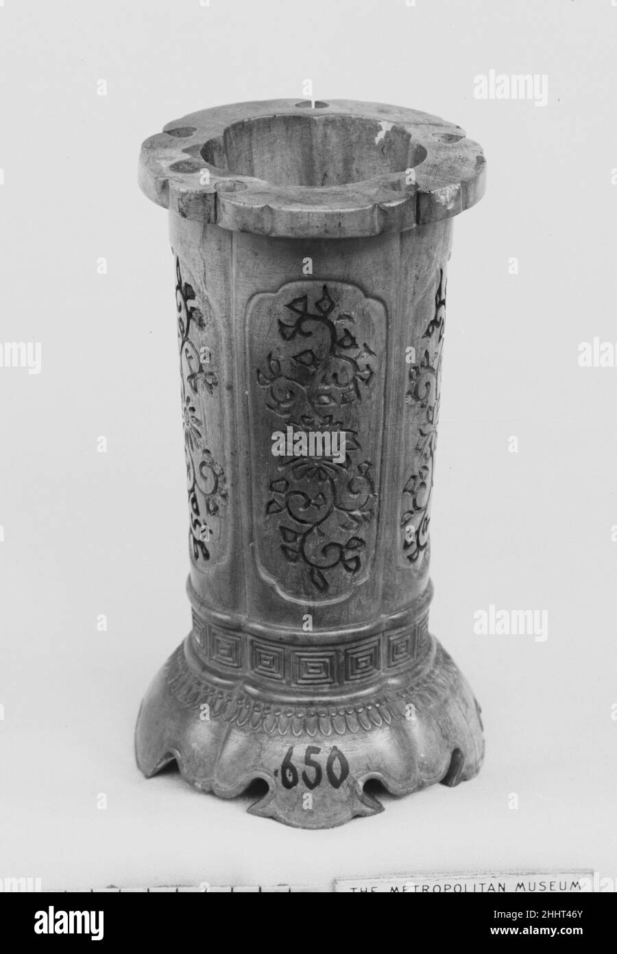Vaso di fiori Cina. Vaso di fiori. Cina. Nefrite calcinata, grigio cenere, giallo e marrone. Dinastia Qing (1644-1911), periodo Qianlong (1736-95). Giada Foto Stock