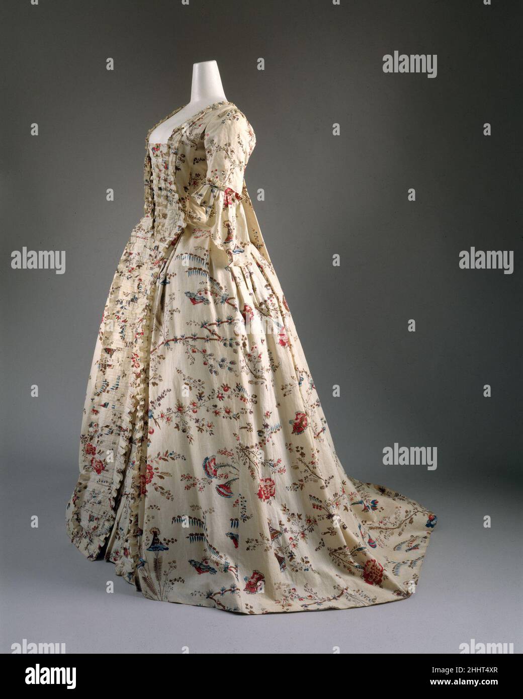 Robe à la Francaise 1760s French questo tessuto in cotone ha un motivo floreale esotico che allude ai disegni chinoiserie di Jean-Baptiste Pillement. In questo caso, il tessuto francese interpreta un tessuto di esportazione indiano che era una copia di quello che era considerato un modello cinese. à de la Félière. Francese. 1760s. cotone Foto Stock