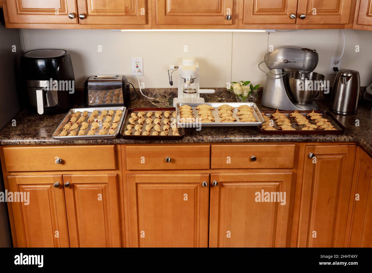 Armadi da cucina e utensili da cucina con biscotti al forno. Interni domestici. Foto Stock