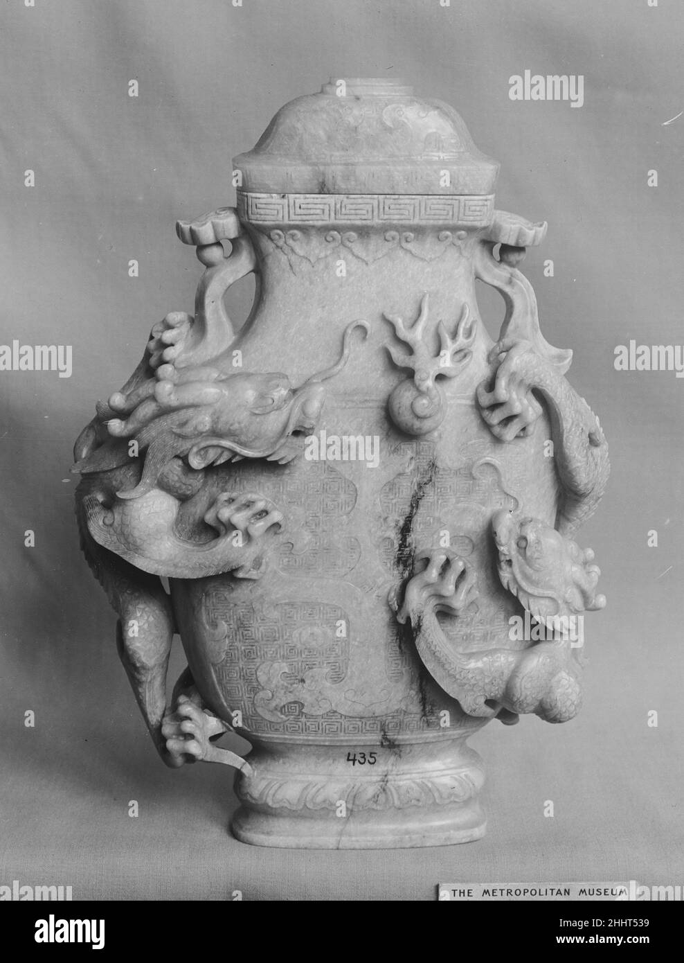 Vaso con copertura Cina. Vaso con copertura. Cina. La nefrite, bianca, è stata trasformata in una tinta di cenere opaca per calcinazione. Dinastia Qing (1644-1911), periodo Kangxi (1662-1722). Giada Foto Stock