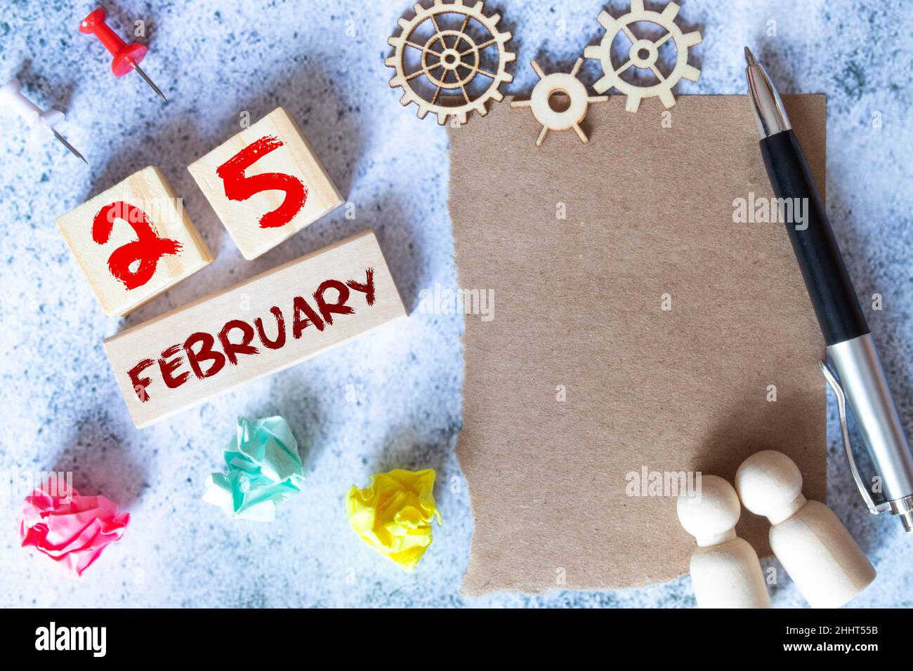 Febbraio 25. Giorno 25 del mese, Calendario Cubo con data, cornice vuota su sfondo azzurro. Inserire il testo. Mese invernale, giorno dell'anno concep Foto Stock