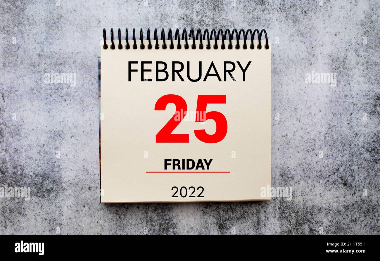 febbraio 25. 25th giorno del mese, data di calendario. Supporto per calendario da tavolo su sfondo beige in legno. Concetto di giorno dell'anno, pianificatore di tempo, Winter mon Foto Stock
