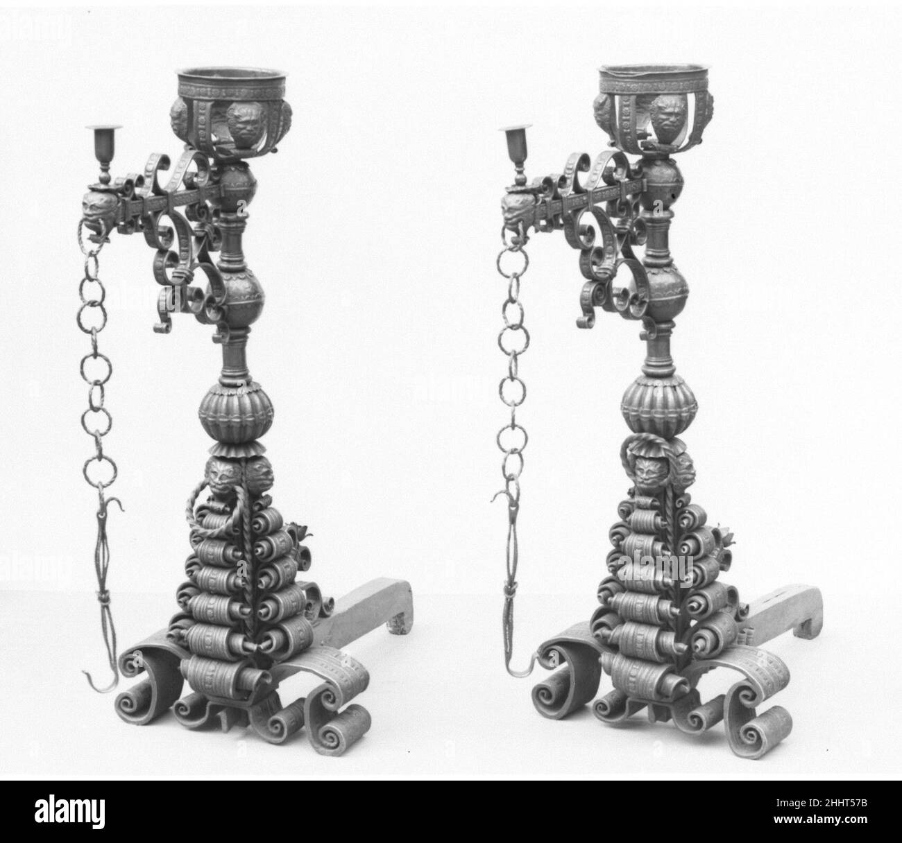 Coppia di andironi del 19th secolo, con elementi più antichi probabilmente italiani, Venezia. Coppia di andironi, probabilmente italiani, Venezia. 19th secolo, con elementi più vecchi. Ferro battuto. Ferro metallurgato Foto Stock