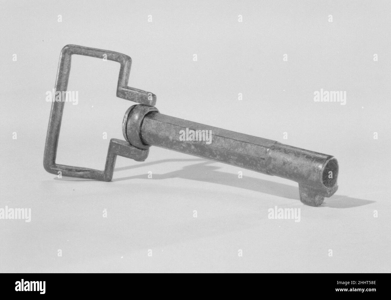 Chiave a cassa o a cassa 17th–18th secolo probabilmente italiana la presenza delle iniziali, anche se incise crudelmente, sembra significare che questa era destinata ad essere una combinazione di sigillo e chiave. Chiave del cassettiere o del torace. Probabilmente italiana. 17th–18th secolo. Ferro battuto. Ferro metallurgato Foto Stock