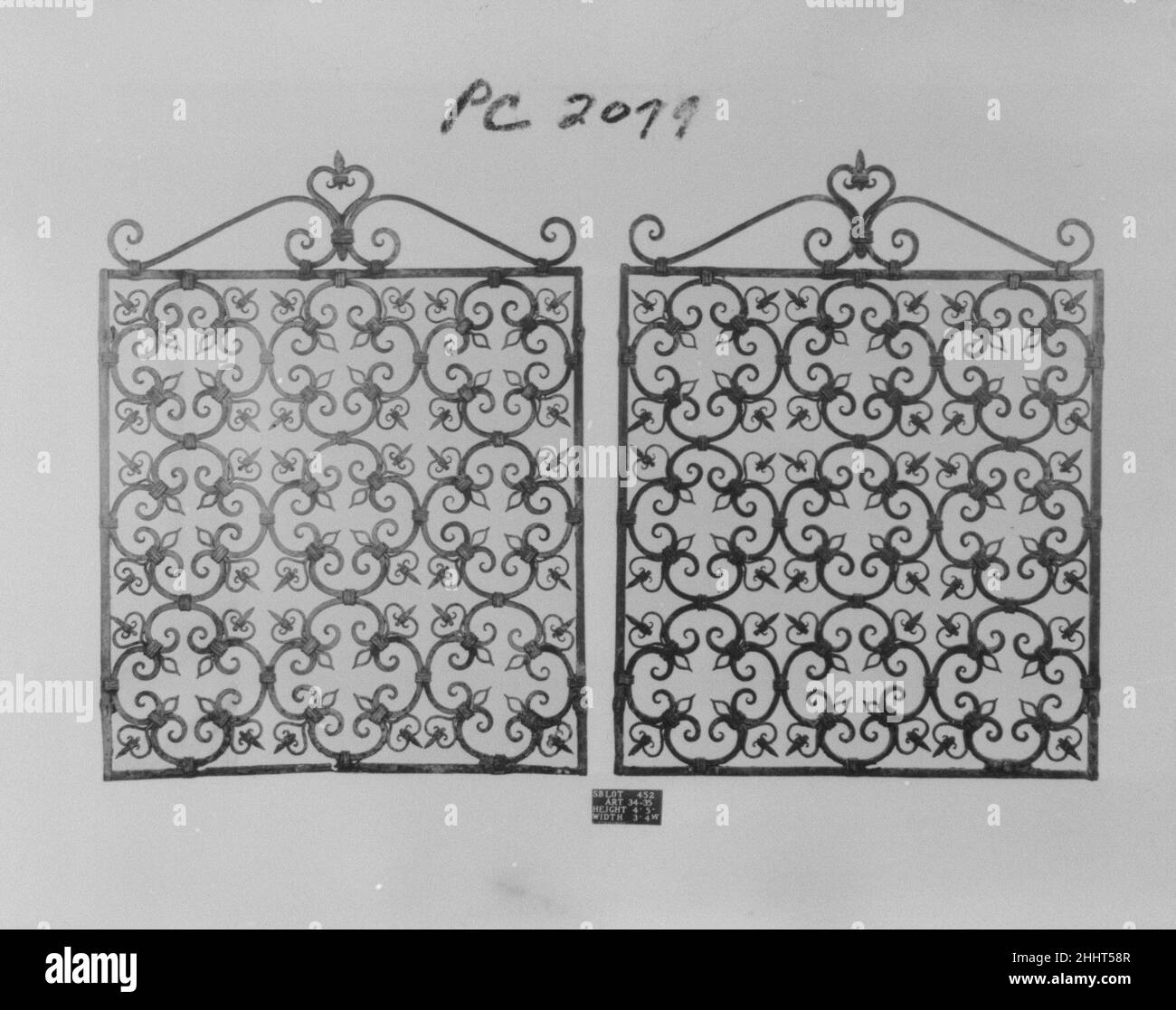 Coppia di guardie finestra 17th secolo Nord italiano. Coppia di protezioni dei finestrini. Italiano settentrionale. 17th secolo. Ferro battuto. Ferro metallurgato Foto Stock