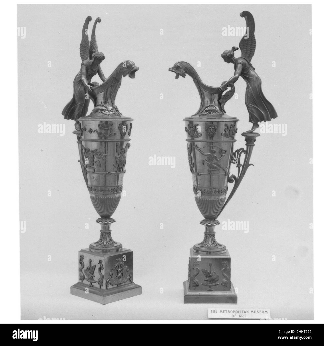 Ewer (uno di un paio) stile dei primi 19th secolo di Jean-Baptiste-Claude Odiot francese. Ewer (uno di un paio). Francese. Inizio 19th secolo. Bronzo dorato. Bronzo dorato metallizzato Foto Stock