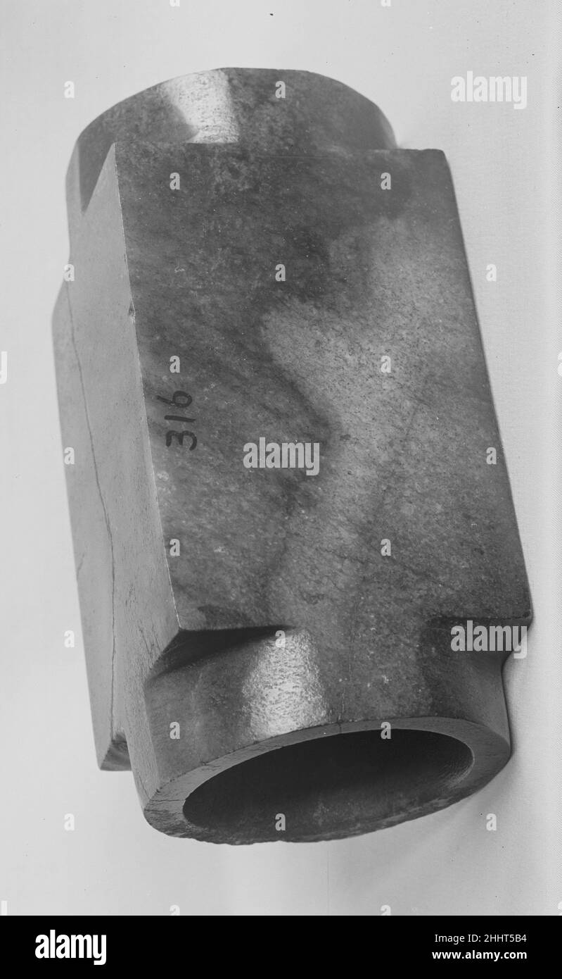 Oggetto rituale (Cong) 13th–12th secolo a.C. Cina. Oggetto rituale (Cong). Cina. 13th–12th secolo a.C. Giada (nefrite). Dinastia Shang (ca. 1600–1046 A.C.). Giada Foto Stock