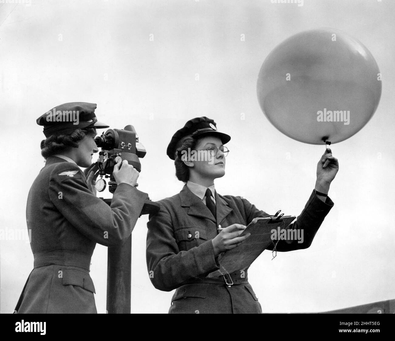 Ragazze dei WAAF con la teodolite e palloncino per l'osservazione meteorologica in una stazione di bomber RAF. 25th settembre 1942. Foto Stock