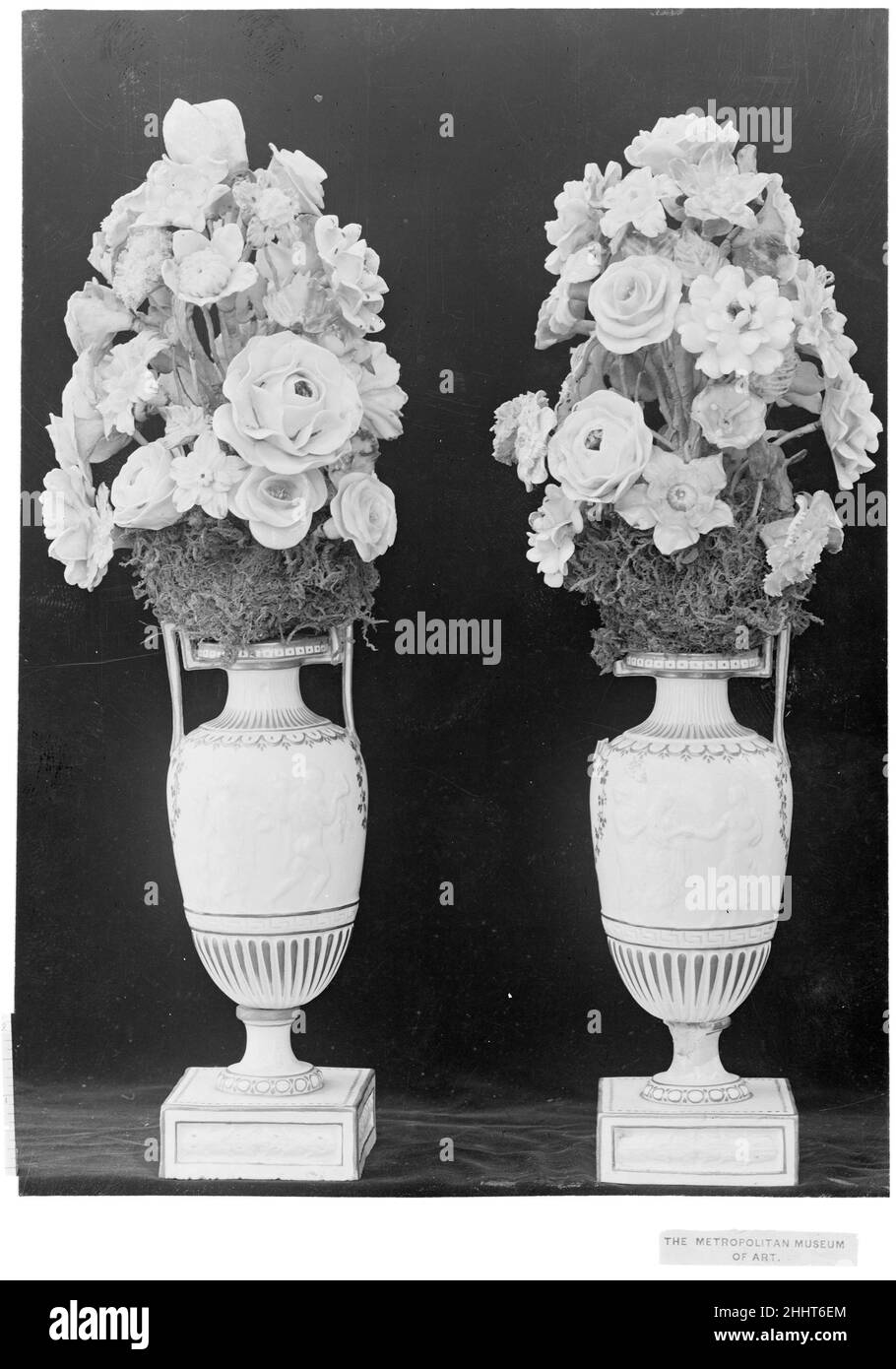 Coppia di vasi 18th secolo Italiano, Venezia. Coppia di vasi. Italiano, Venezia. 18th secolo. Porcellana a pasta morbida. Ceramica-porcellana Foto Stock