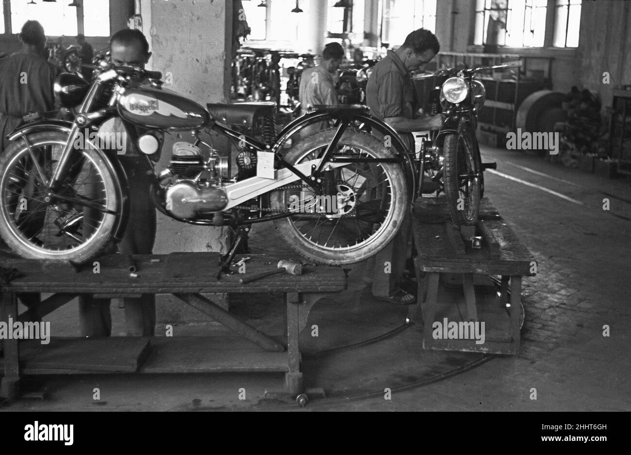 I motocicli vengono assemblati sulla linea di produzione presso lo stabilimento Bianchi di Milano. Circa 1955 Foto Stock