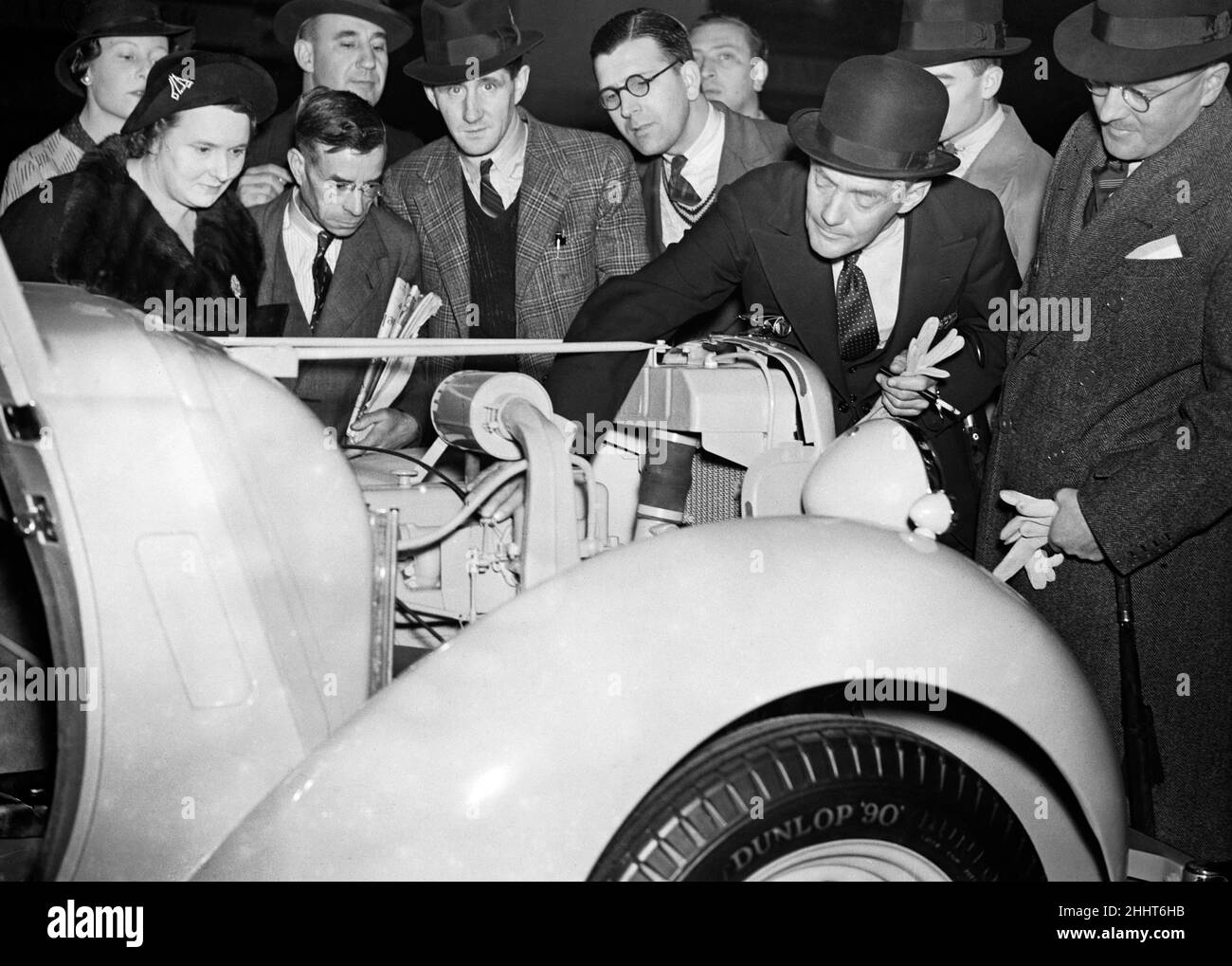 Il British International Motor Show tenuto a Earls Court, Londra, dal 14th al 23rd ottobre 1937. Lord Nuffield allo stand Morris alla mostra. 14th ottobre 1937. Foto Stock