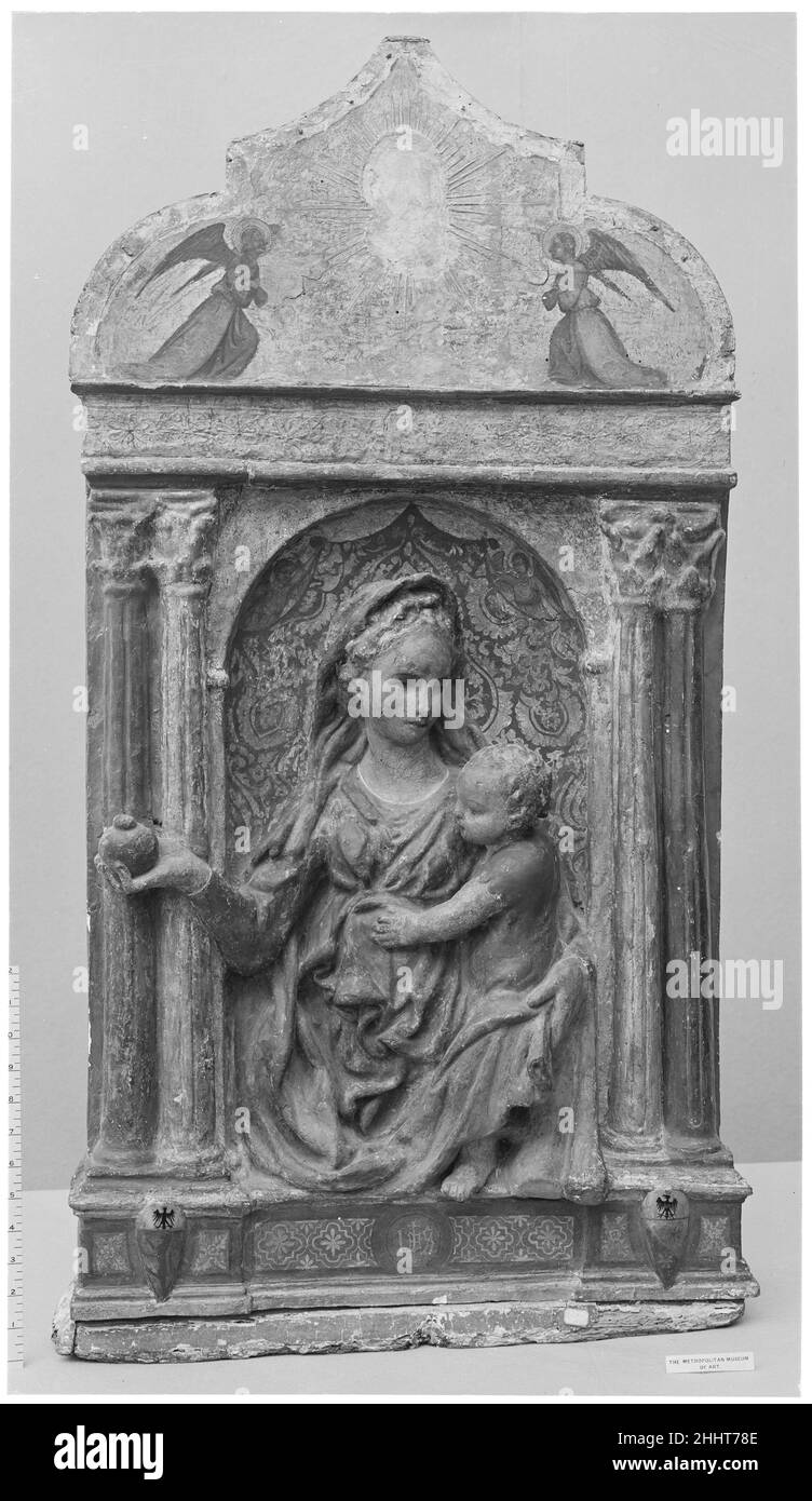 Madonna col Bambino ca. 1430 stile del Maestro della Cappella Pellegrini. Madonna col Bambino. Stile del Maestro della Cappella Pellegrini. Italiano, Toscana. CA. 1430. Terracotta, policromata e dorata. Scultura Foto Stock