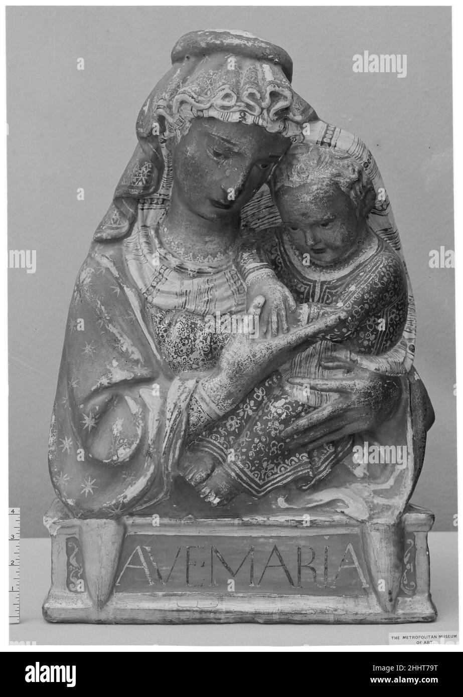 Madonna col Bambino 15th secolo dopo una composizione talvolta attribuita a Lorenzo Ghiberti italiano. Madonna col Bambino. Dopo una composizione talvolta attribuita a Lorenzo Ghiberti (Firenze 1378–1455), forse italiana, Firenze. 15th secolo. Stucco, dipinto e dorato. Scultura Foto Stock